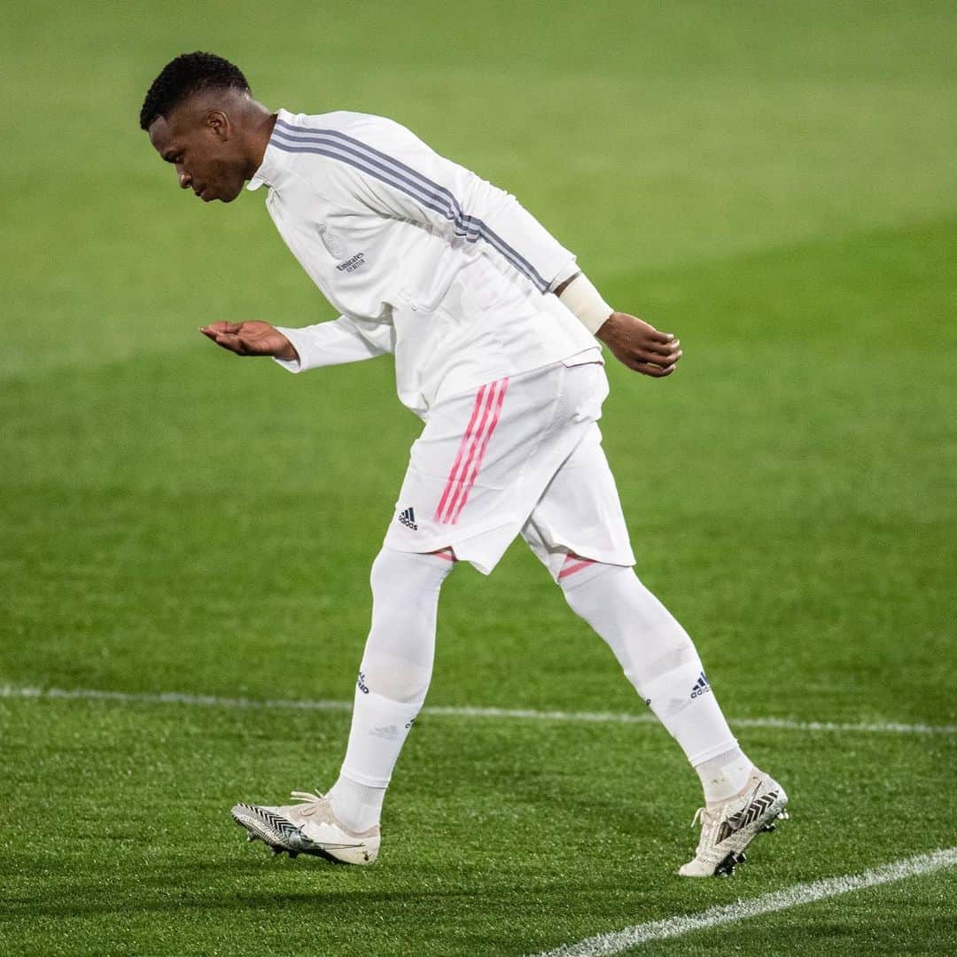 ヴィニシウス・ジュニオールのインスタグラム：「Gran victoria hoy! Seguimos con el trabajo y cogiendo confianza! ¡HALAMADRID! ⚽️🤞🏾🖤」