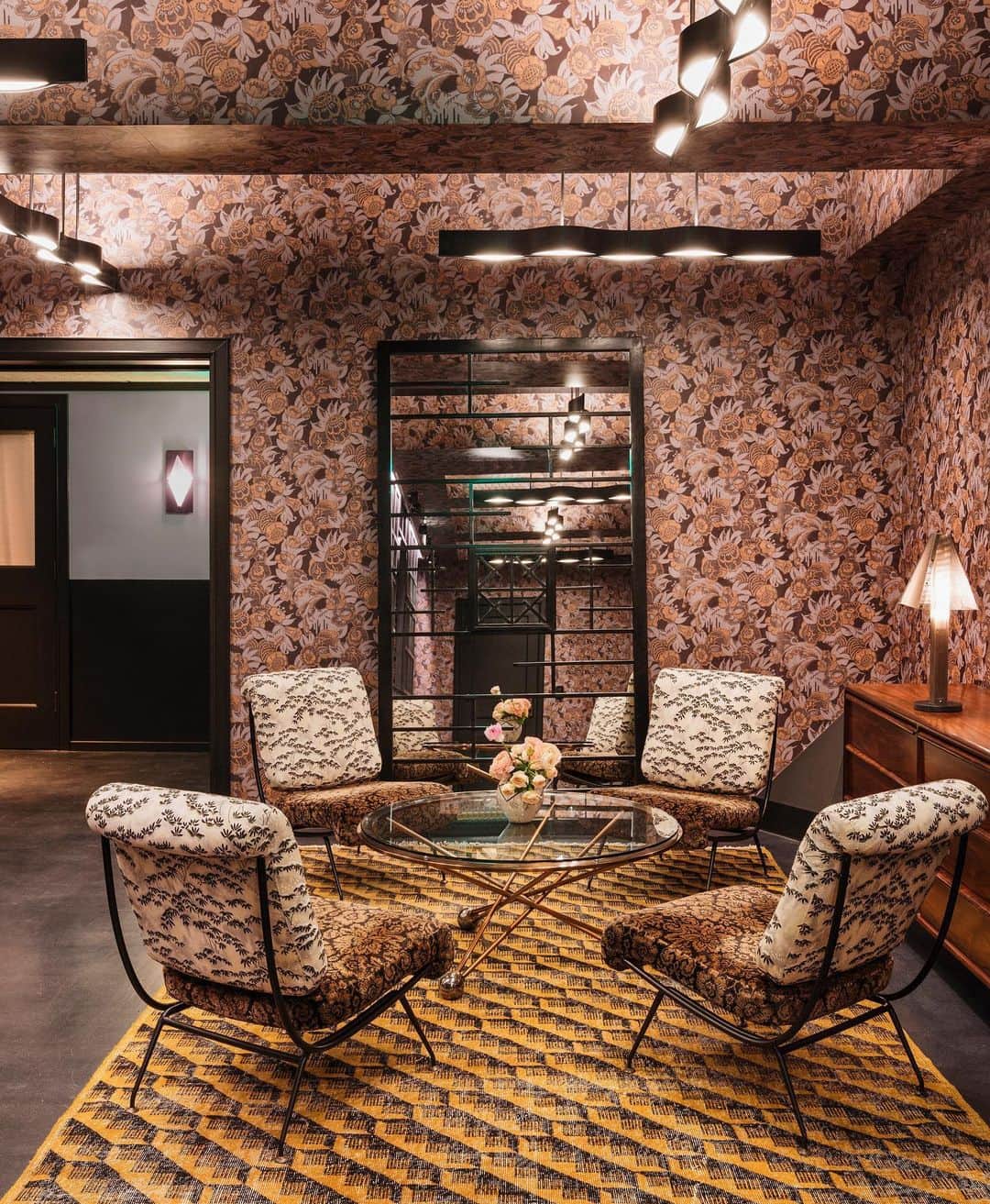 ケリーウェアスラーのインスタグラム：「MODERN LENS. A residential spirit continues in each of the spaces at @sanfranciscoproper where a mix of vintage and contemporary furnishings along with a clash of revitalized historic patterns of custom wallcoverings preserve a soulful past with a uniquely modern lens. XK」