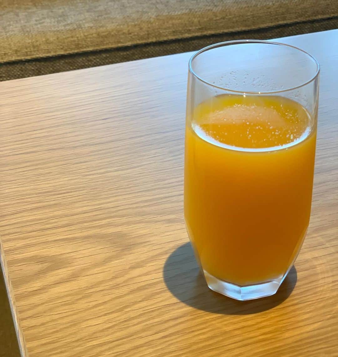 草間淑江さんのインスタグラム写真 - (草間淑江Instagram)「みなさまおはようございます。  ２月１０日の朝はフレッシュオレンジジュース。  体に染み渡るー  　 今朝も感謝して。  ご馳走様でした。  今日は１日体力勝負なんです。  がんばります。  皆様素敵な１日をお過ごしください♡        #朝食#フレッシュオレンジジュース🍊」2月10日 7時59分 - yoshie_kusama