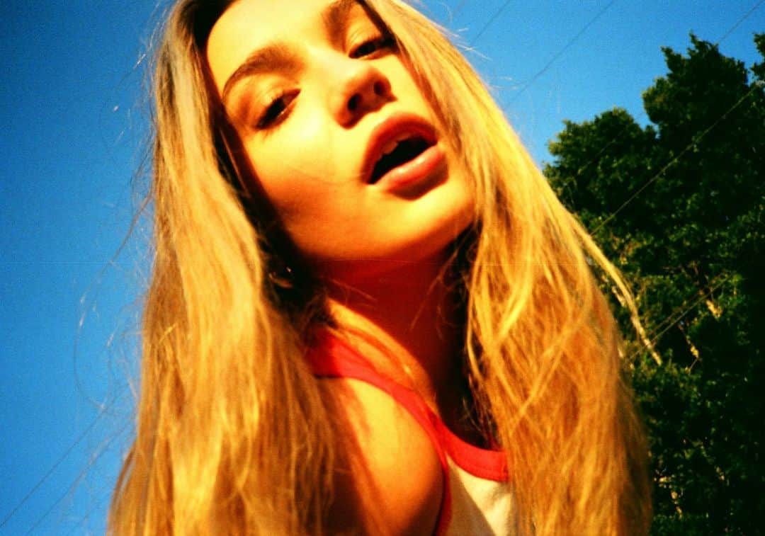 マディー・ジーグラーのインスタグラム：「me again」