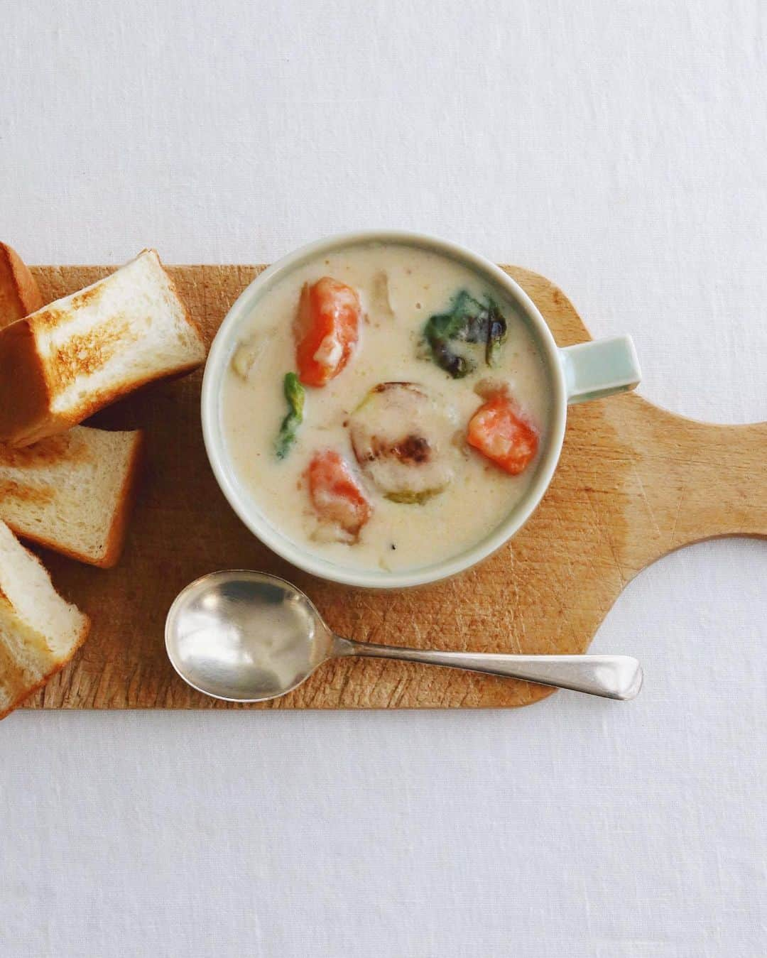 樋口正樹さんのインスタグラム写真 - (樋口正樹Instagram)「Stew & Bread . 朝ごはんにシチューとパン。 昨晩のクリームシチューで、 濃厚で野菜ゴロゴロしてて、 焼き芽キャベツは今朝追加。 . . . #残りもの #温まる #クリームシチュー #野菜ゴロゴロ #シチューとパン #朝スープ #朝ベジ #朝ベジスープ #シチュー #温活 #野菜たっぷり #stew #stewandbread #soupandbread #breadandsoup」2月10日 7時54分 - higuccini