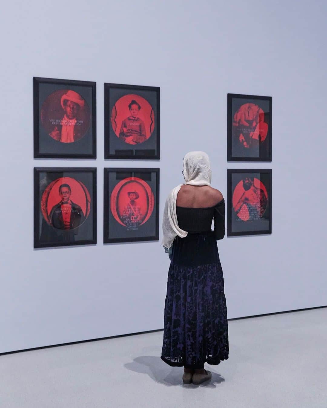 ニューヨーク近代美術館のインスタグラム：「#CarrieMaeWeems's "From Here I Saw What Happened and I Cried," now on view at MoMA, addresses photography's complicity in the reinforcement of racist ideas.  For the installation, the artist rephotographed images from the time of the American Civil War through the period of the civil rights movement. She used a red filter to diminish the pictures' documentary authority and cropped each image to create a kind of telescopic view of the subject.  From daguerreotypes to documentary photographs, each picture is accompanied by text written by Weems, etched on a protective pane of glass. When the work is seen in its entirety, the short texts inscribed on the glass read like a bitter poem.  In celebration of the photographic installation, our latest Forum on Contemporary Photography gathered writers and scholars for a virtual tribute to the visionary artist. It's now available to watch on our YouTube channel.  Speakers include: @carriemaeweems @roxanamarcoci  @sarahelizabethlewis1  @wyntonmarsalis  @jenny_blessing  @kimberlyjuanitabrown  Huey Copeland  @thelmagolden  @gundaggie  Robin Kelsey @carriejlb  @thomaslax  @richardj.powell @debwillisphoto  Start streaming at the link in our bio.  📸 Carrie Mae Weems. "From Here I Saw What Happened and I Cried" (detail). 1995–96. Chromogenic color prints with sand-blasted text on glass. The Museum of Modern Art, New York. © 2021 Carrie Mae Weems. Photo by Gus Powell」