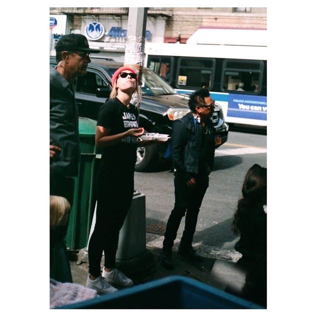 のインスタグラム：「No idea who took this but I miss NYC and the lower halves of your faces @webb888 & @libatique ♥️」