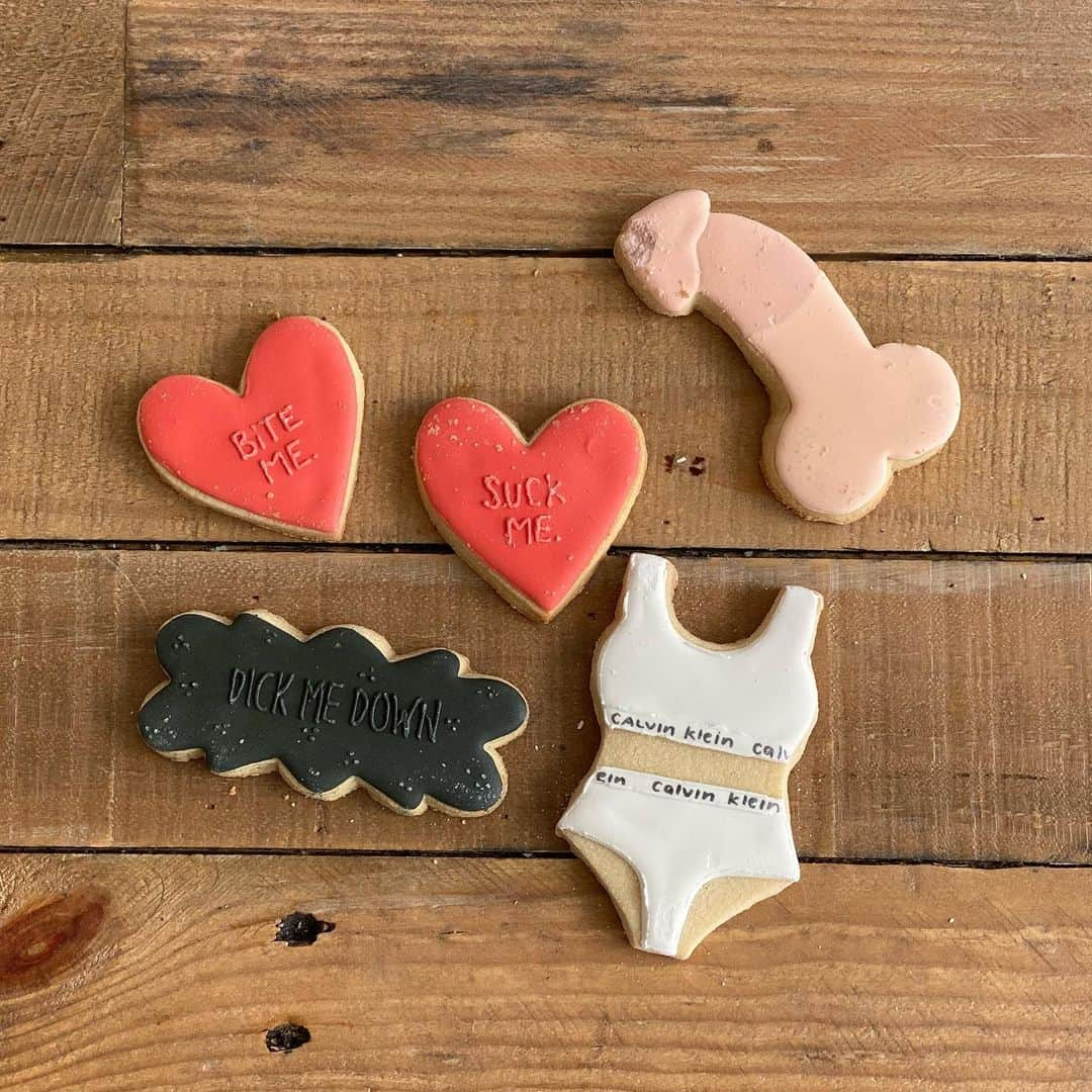 アサ・アキラさんのインスタグラム写真 - (アサ・アキラInstagram)「Bite me, suck me, dick me down. Celebrating Valentine’s Day early with these @cupidsbowcookies from @sweet.foodtruck ❤️」2月10日 8時08分 - asahole