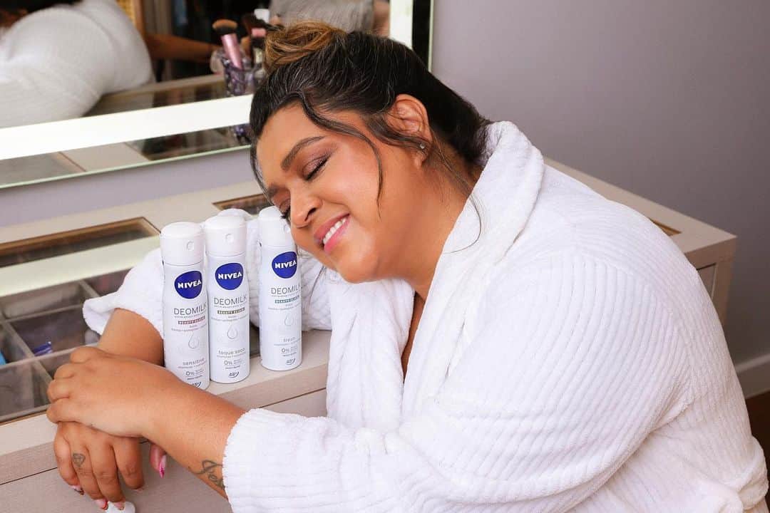 Preta Gilのインスタグラム：「Acharam que não ia ter carnaval esse ano, né? Se depender de mim e da @niveabrasil, a festa continua com muita agitação, e claro, com muita proteção! É muito importante que a gente continue cuidando de nós e do próximo nesse momento. Vamos reverter as doações e patrocínios para algumas cooperativas de catadores de lata e ambulantes do Rio. Por isso no dia 14/02 quero ver todo mundo arrastando o sofá e ligando na live do Carnaval da Preta que vai ser babadooo. É claro que minha parceira NIVEA estará presente com vários produtos mara como o NIVEA DEOMILK, porque eu não abro mão de estar muito bem cuidada e protegida mesmo durante a folia, né, mores? Quem me acompanha nessa? Espero vocês lá, hein!! #AbraceOCuidado」