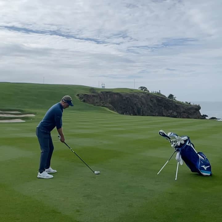 ルーク・ドナルドのインスタグラム：「Cool view of what we see on our 2nd shots up the hill on the Par 5 sixth. This shot plays 11 yards uphill @attproam #Pebblebeach」