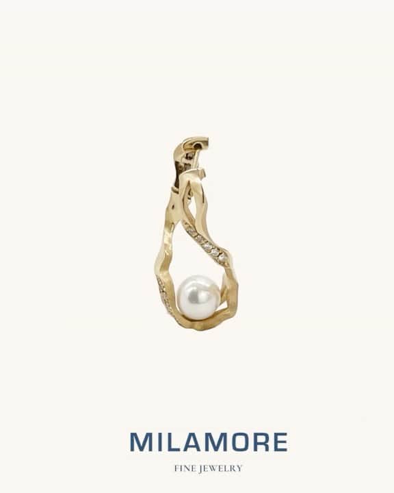 稲木ジョージのインスタグラム：「Beyond excited to launch my new collection, #KINTSUGI INFINITY ∞ The classic and timeless hoop is inspired by 🧬 with detail of Kintsugi lines. More details to come, stay tuned on @milamorejewelry ✨  MILAMOREのコアコレクションであるKINTSUGIより、新作のインフィニティシリーズが登場！発売前から多数お問い合わせいただいており、嬉しい💞 MILAMOREのDNAである”金継ぎ”、遺伝子(DNA🧬)のフォルムからインスパイアされた、KINTSUGIインフィニティピアス。 ∞の形をしたMILAMORE、タイムレスかつエッジのあるシグネチャーデザインです。 2/17-2/23新宿伊勢丹本館1階アクセサリーPromotion Space 1 (@isetanaccessories )ポップアップ期間中にKINTSUGIインフィニティシリーズの先行予約販売致します。ぜひこの機会にご来店くださいませ。質問は @milamore_japan までDMください✨  #KINTSUGIINFINITY #金継ぎ #finejewelry #18金 #ファインジュエリー #DNA #遺伝 #Pearl #パール #真珠」