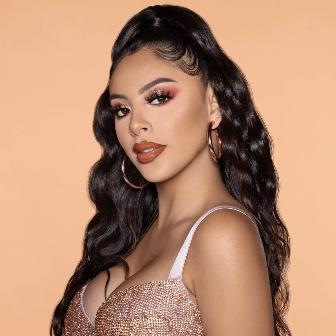 BH Cosmeticsのインスタグラム：「Meet the other half of the BFF Alondra & Elsy duo - @alondradessy 👋🏽 This self-proclaimed bougie Scorpio from Huntington Park loves all things makeup and photography 📸 Swipe through our stories to learn more about this babe 👯‍♀️ #BHxAlondraElsy #bhcosmetics」