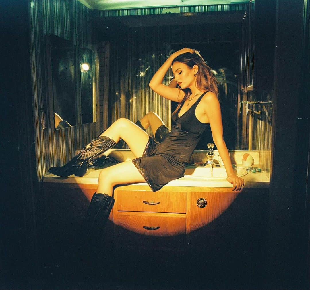 ヴィクトリア・ジャスティスのインスタグラム：「2 in the mornin’, a bottle of wine and..  #Stay 2•12•21 *pre-save link in bio」