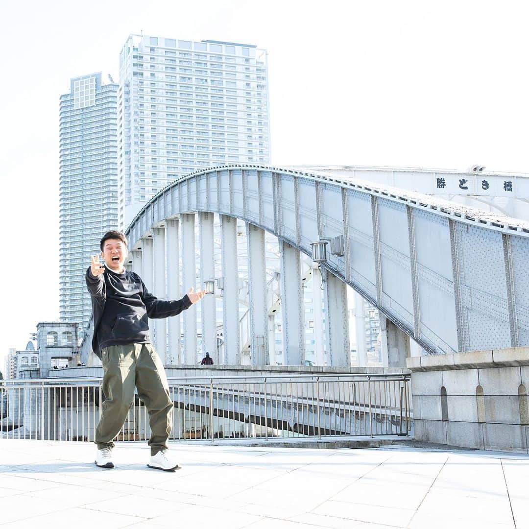 大島央照さんのインスタグラム写真 - (大島央照Instagram)「おはようございます！  写真展6日目の朝です。 開催は明日までとなりました！日々写真を見に来てくださっている皆様、ありがとうございます✨  ご縁があって記念日撮影をさせていただき、展示させていただいています、TKOの木本武宏さん @tkokimoto の撮影エピソードをご紹介させていただきます！  かちどき橋は、14年前に東京にこられて仕事がない時に、この橋からしょっちゅう「大阪に帰りたいなぁ」と、黄昏られていた思い出の場所だそうで、こちらで東京移住15周年記念日の撮影をさせていただきました。  苦労や様々な経験を重ねてきた方の笑顔や喜びの表情って、すごくパワーをもらえます！少しの撮影でしたが、木本さんの生命力を瞬時に感じました。展示写真以外の写真も素敵な表情がたくさんありました！！‥‥あ、でも向いてた方向は、大阪じゃなく、オーストラリアだったみたいで、、😂笑。方向は違ったかもしれませんが、想いは大阪に届かれていたかと思います！！今の木本さん、みなさんに是非ご覧になって欲しい1枚です✨いただいたお花も綺麗な色のお花で、元気になります！！ありがとうございます✨  展示は明日14時までですが、オンライン写真展でも3月14日まで作品を UPさせていただきますのでお楽しみに✨  また、リアル展覧会は早くも明日まで、オンライン写真展で見れない写真が、MOVIE STAR @inrock_official で来日撮影させていただき、特別に許可を得れた、ハリウッドスターのマッツ・ミケルセン @theofficialmads 来日記念日の写真。 西内ひろさん、まりやさんの姉妹での旅記念日写真  @0214hiro @mariya_nishiuchi_official  本当に、とても貴重な展示になり、感謝しています。  この時期なので、くれぐれも無理はされませんように。見ていただける方はぜひ。  今日は10時半ー19時、明日は10時半ー14時までなので、お間違えなくです。  では、今日も感染対策をして楽しい一日に✨☺️  #木本武宏 #TKO #勝鬨橋 #かちどき橋 #私の記念日 #moviestar #マッツミケルセン  #madmikkelsen #西内ひろ #西内まりや #西内姉妹 #Momentstoremember #大島央照写真展 #chiakioshima #写真展 #写真 #記念 #記念日 #撮影 #記念撮影 #photo #photographey #flag #walldecor #富士フォトギャリー銀座」2月10日 8時14分 - chiakioshima
