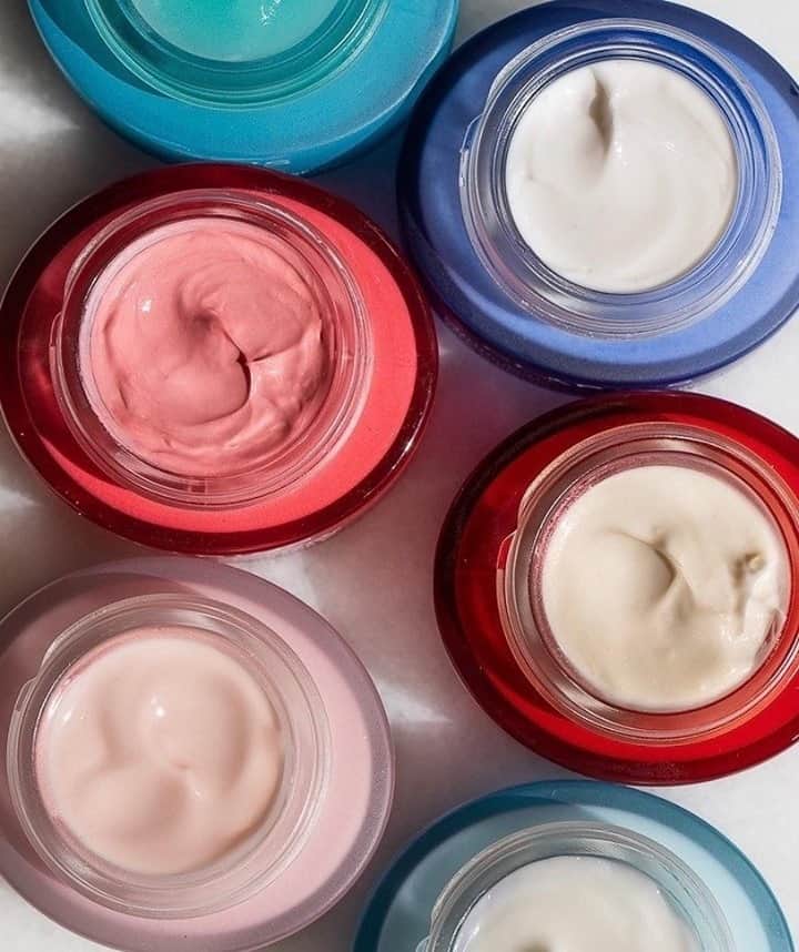 Clarins Canadaのインスタグラム：「Hydration dreams!💧💙 Lock in moisture with our day & night anti-aging creams. No matter your age, your skin needs hydration, it is its best ally to help fight wrinkles & external and internal aggressions.🙅‍♀️ As a matter of fact, did you know that Clarins skin care products are enriched with an Anti-Pollution Complex that helps protect skin’s barrier function against oxidative damage and accelerated aging? __________⁣ Emprisonnez l'hydratation avec nos soins anti-âge jour & nuit.💧💙 Peu importe l'âge, la peau a besoin d'hydratation, c'est son allié numéro 1 pour l'aider à combattre les rides & les agressions extérieures et intérieures.🙅‍♀️ D'ailleurs, saviez-vous que les soins Clarins sont tous enrichis d'un Complexe Anti-Pollution qui aide à préserver la peau des méfaits de l'environnement ?⁣ .⁣ .⁣ .⁣ 📸 : the.glossglow⁣ #Clarins #LiveBeautifully #ClarinsSkinCare #ClarinsMoisturizers #Hydration」
