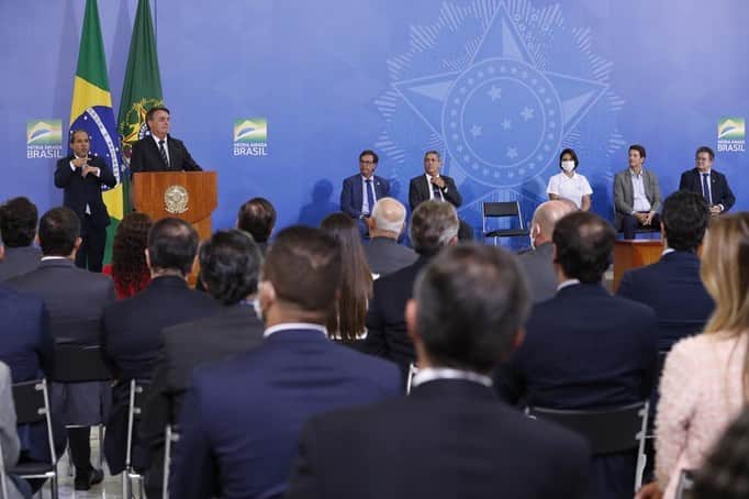 ジルマ・ルセフのインスタグラム：「🇧🇷 O Presidente da República Jair Bolsonaro, ministros e convidados acompanharam, nesta terça-feira (9), o lançamento do Programa "Adote 1 Parque" que constrói uma aliança pela preservação e conservação de parques com empresas estrangeiras e nacionais.  📷: Alan Santos /PR」