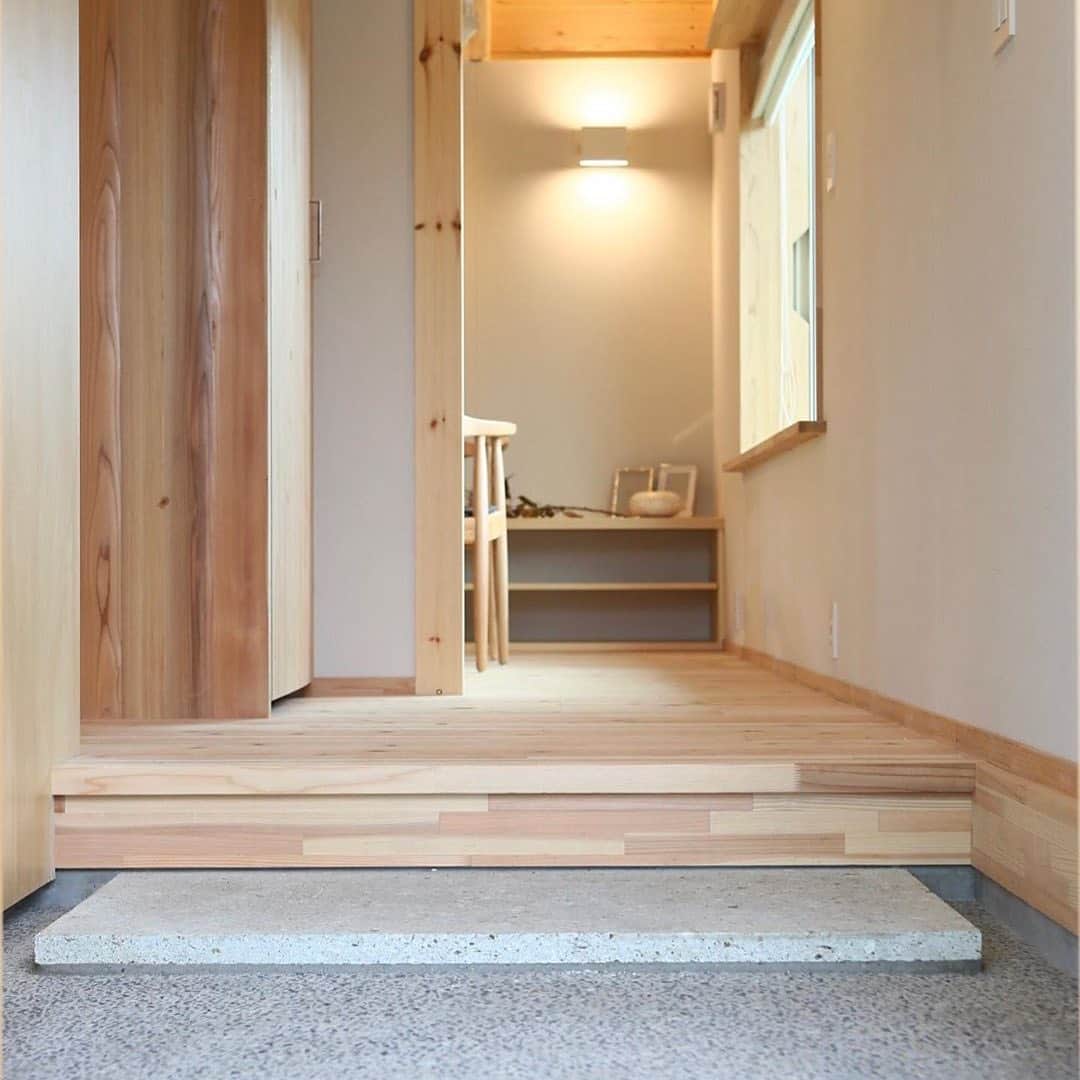 ネキストホームのインスタグラム：「エントランスから覗く素敵な空間✨ その他の施工事例は　@nexthausdesign1947 からホームページへ行ってチェックしてください😆✨・ - - - - - - - - - - - - - - - - - - - - - ・ 時を超えた、 新しいスタンダード。 #NEXTHAUSDESIGN ・ - - - - - - - - - - - - - - - - - - - - - - - - - - - - more photos → @nexthausdesign1947 - - - - - - - - - - - - - - - - - - - - - - - - - - - - ・ #ネクストハウスデザイン は心地よい#木の家 をお客様と一緒につくる#木造 の#注文住宅 を中心とした、創業1947年に創業した#宇都宮市 の#工務店 です。 ・ 大手ハウスメーカー 等が推奨する、30年ごとに建て替える家ではなく、#無垢材 やモイス などの#自然素材 を使い、そのご家族の#暮らし 方に合わせた#心地よい暮らし をご提案しています。 ・ そんな#家づくり を実際に体感できる#モデルハウス がありますので、ぜひご見学ください。 ・ あなたの理想の#マイホーム の答えが私たちの#家づくり にあります。 ・ #新築 用の#土地探し から#住宅ローン 等の資金計画まで、DMやメール、お電話等でいつでもご相談ください。 ・ #マイホーム計画 中の方は、HPより資料請求して頂ければ、コンセプトブック等をお届けいたします。 ・ ↓のプロフィール欄からHPに移動できます。 ・ - - - - - - - - - - - - - - - - - - - - - @nexthausdesign1947 - - - - - - - - - - - - - - - - - - - - - ・ ・ 施工対応エリア ・ #栃木県 全域 #宇都宮市 #さくら市 #真岡市 #下野市 #日光市 など ・ 車で1時間以内の範囲を主に施工エリアとしていますが、それ以外の地域の方もお気軽にご相談ください。 - - - - - - - - - - - - - - - - - - - - - このインスタの管理人は世界を変える住宅屋 @mizonobe です。 家づくりに関することも、そうで無いことも ご相談お待ちしてます！」