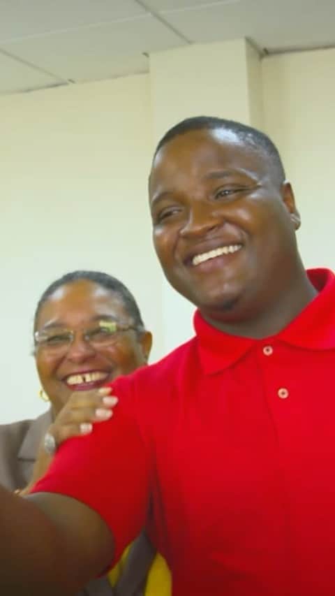 ライオネル・リッチーのインスタグラム：「I met with Akeme in Barbados and we spoke about his journey. I was so moved by him and I am so proud of the young man he has become with the support of the @princestrust. Thank you Prime Minister @mamottley for your support and for encouraging other young people like Akeme to persevere and focus on a brighter tomorrow.」