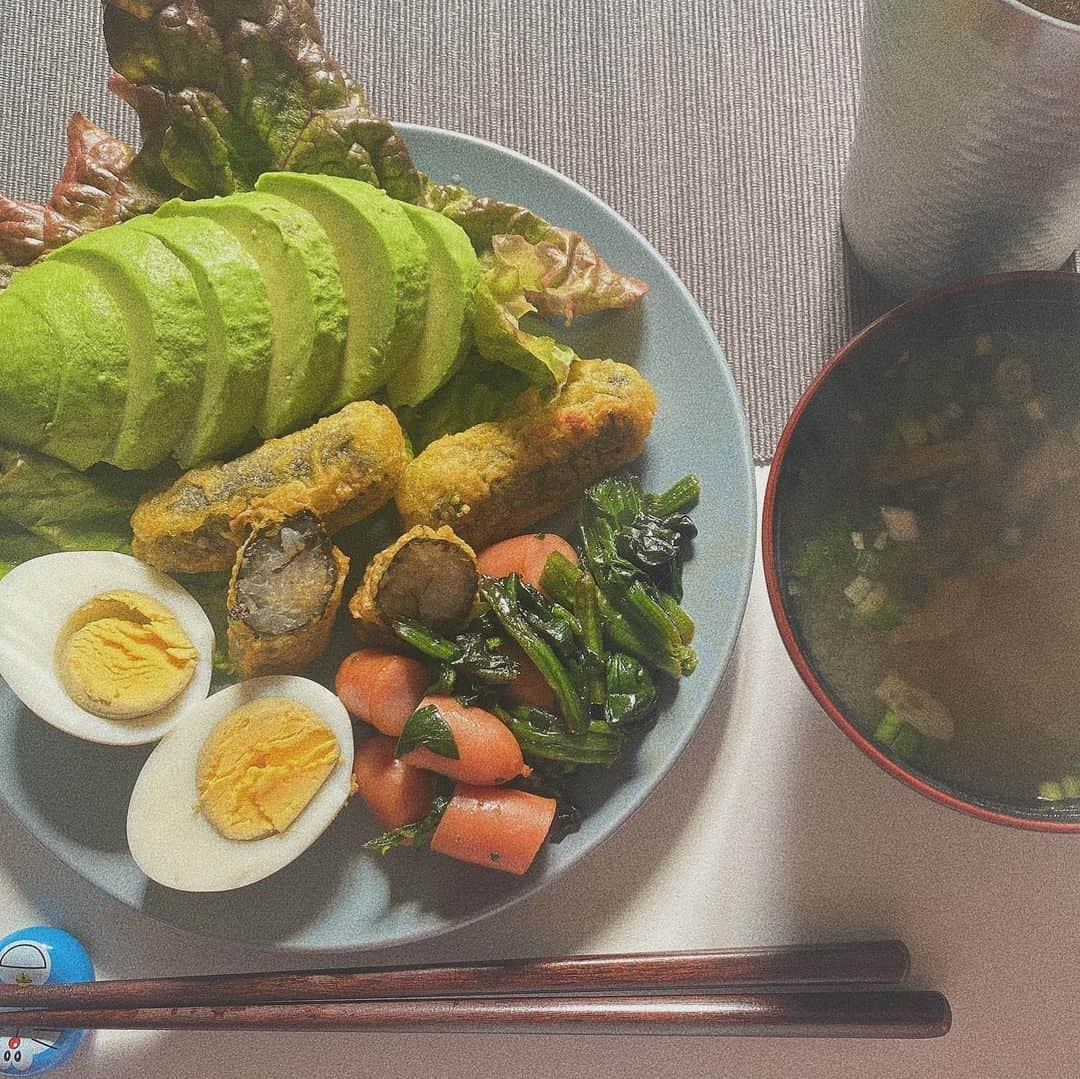 水木あおのインスタグラム：「. Good morning☺︎ . 朝ご飯に味噌汁とかあったかい物を 飲まないと体冷えちゃう水木です。 . 最近は業務スーパーに売ってる、 韓国の海苔巻き天ぷらがおすすめ✨ . 中には春雨が入っててプルモチ。 外は天ぷらでサクサク。 値段は約300円ぐらいかな🤔 . 業務スーパーに韓国の食材 たくさん置いてるから 気になる方はぜひ🏃‍♀️ . #韓国 #韓国料理 #海苔巻き天ぷら  #業務スーパー #業スー #美味しい」