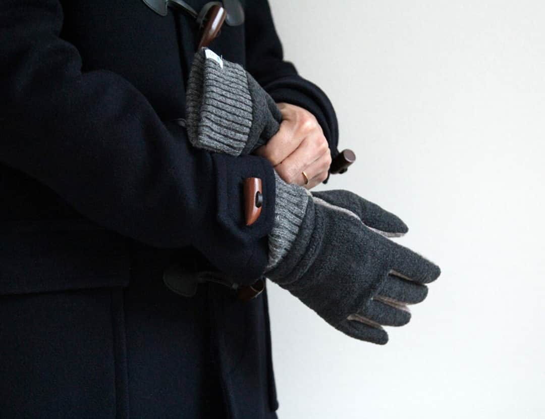 KOZLIFEさんのインスタグラム写真 - (KOZLIFEInstagram)「「tet.」 - fleece　手袋 -  冷え込み厳しい2月。 バレンタインのギフトしてもおすすめなtet.(テト)のフリース手袋。 2つのカラーからお選びいただけますよ。  ◎商品は当店トップページのバナーorプロフィールのURLからどうぞ。 ▶︎ @kozlife_tokyo  #KOZLIFE #japan #LoveFoodLoveLife#Interior #instahome #instagood #instajapan #tet #香川県 #東かがわ #暮らし #丁寧な暮らし #シンプルライフ #暮らしを楽しむ #手袋 #ミトン #モバイルリキッド #日本製 #冬の楽しみ #冬コーデ #フリース手袋 #フリース #バレンタイン #バレンタインギフト #プレゼント選び」2月10日 9時00分 - kozlife_tokyo