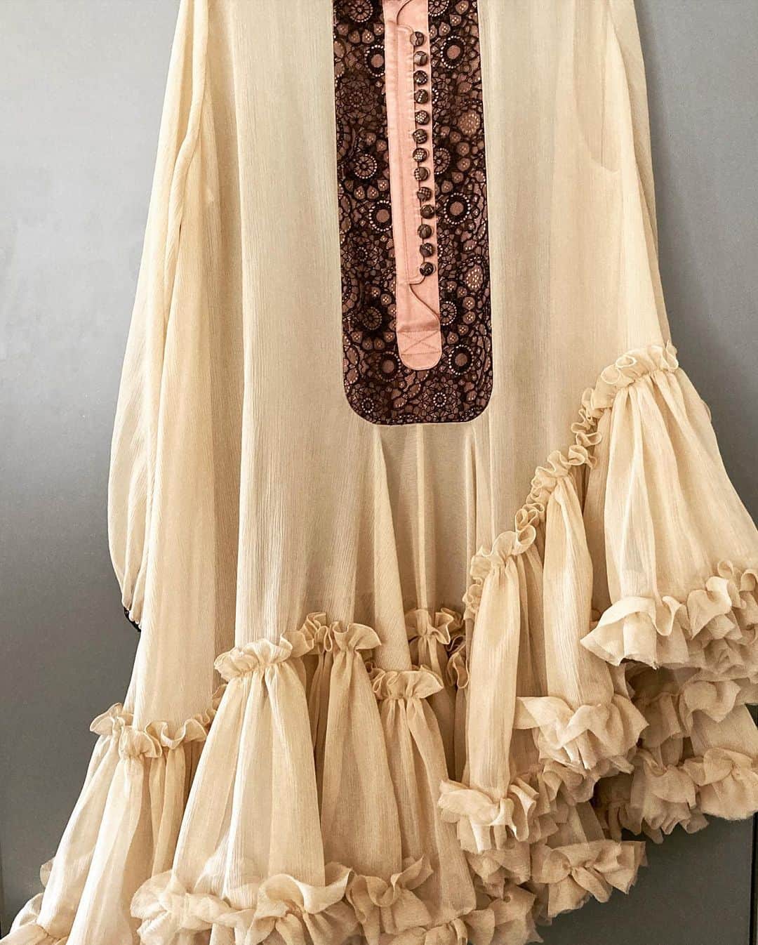 モトナリ オノさんのインスタグラム写真 - (モトナリ オノInstagram)「アーカイブドレスのオーダー制作の依頼を頂きデビューコレクションのお気に入りドレスを制作。 オールシルクで軽やかに出来上がった！！ #motonariono #オーダードレス #フリルワンピース」2月10日 19時48分 - motonari_ono