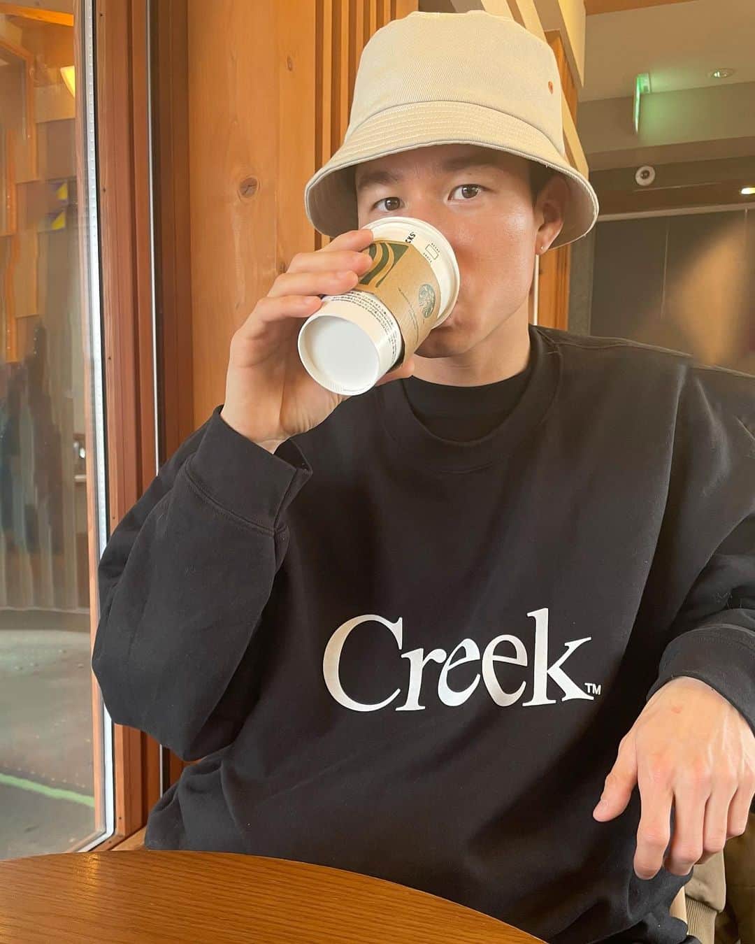 幸野志有人のインスタグラム：「オリジナルで作ったオレンジのホールとホワイトステッチがお気に入りのバケハ #clubsarcasm #creek #starbucks #buckethat」
