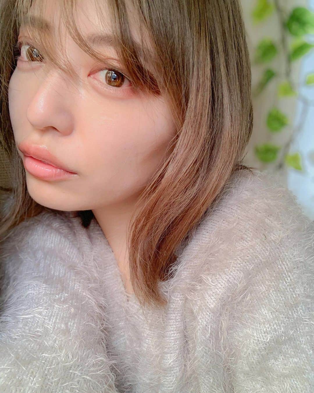 のインスタグラム：「💋初#リップアートメイク 💋 . . . こんなに悩みが解消するなんて感動✨💋 . . 私のリップの悩みは👇 🌟スッピンの上唇のくすみ 🌟下唇との色の差が気になって . . . それが嫌すぎて食事後とか カラーリップすぐ塗るようにしてた😂上下の均等のカラーにしたくて！もともとリップのカラー綺麗な子に憧れてて👏 . . . 渋谷のアイリス美容外科の戸梶めぐみちゃん( @mchoco317 )に担当してもらってリップアートメイクしてもらったよ🙆‍♀️✨ . . . 傷に浸透する麻酔して無敵モード✨ . . . 今回のメニューはまずくすみを取るためにオレンジのカラーのリップアートをしてもらったの🙆‍♀️ 悩みに沿って提案してもらえるからかなり感動👏✨ . . . リップアートのダウンタイムは個人差があるけど3日くらいから剥がれ始めるみたい！ 私はもう少しかかったんだけど 仕上がりが綺麗でバチバチに良かったなぁと😋 . . リップアート後はワセリンだけで リップのカラーが綺麗でマスク😷にもカラー付かなくてこの時期こそめちゃオススメすぎるなぁと実感。 . . . 私合わないリップで 下唇の中心が皮むけてたからそこは今回避けてやってもらったよ🙆‍♀️ みんなやるときはプルプルに保湿して行くことオススメする✍️ . . . #YouTube 🎥に施術とかダウンタイム投稿するからもう少しお待ちください🙆‍♀️✨ . . . . ぜひみんな行ってみてね🌟 . . . . . . #リップケア #リップアート　#くすみ改善 #くすみケアリス美容外科#美容外科」