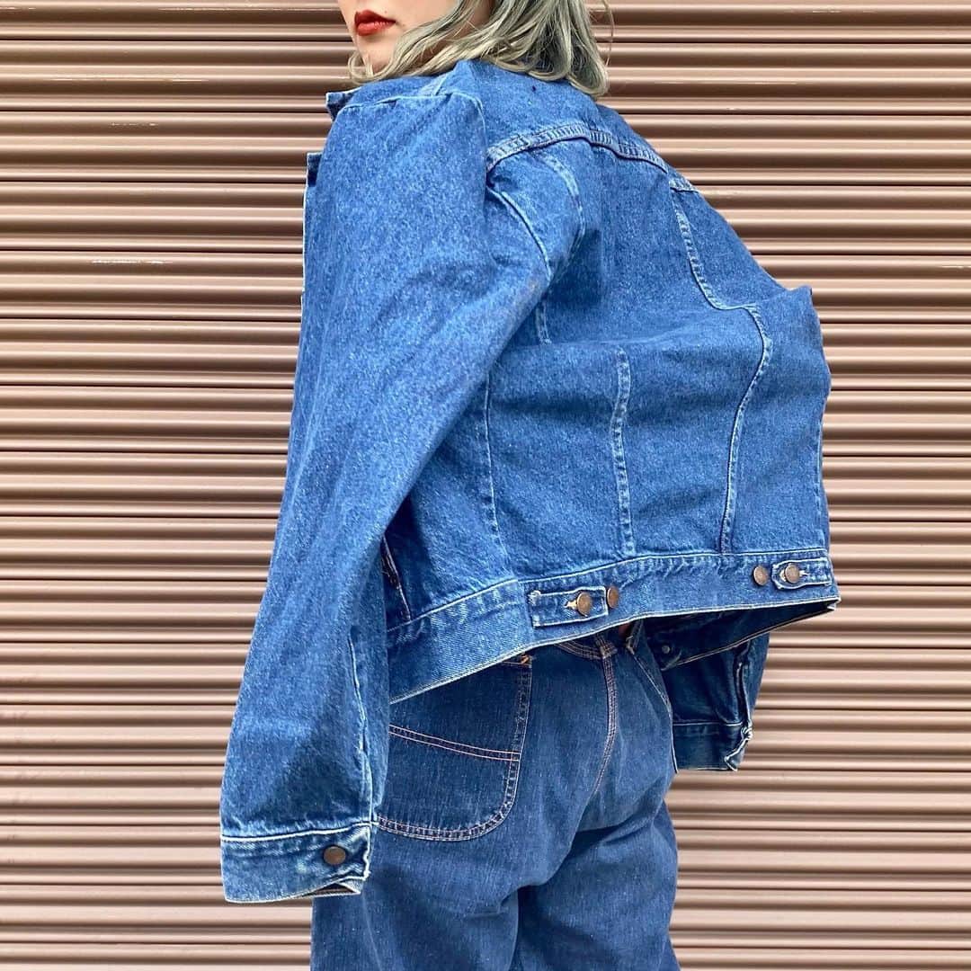 NUTTY Vintage&Collectibleのインスタグラム：「👖DENIM DENIM DENIM👖  デニムコーナー新設しました✔️  春らしい装いに欠かせないデニムアイテム デニムに合うお洋服も一緒に♡  @nutty_boutique  にて、日々コーディネートを更新しております。 早速本日はデニムと春色ブラウスの爽やかな組み合わせ、是非着こなしの参考にご覧ください👀  ---------------------------------------------------- 💐Formal Fair 2021💐1/18(mon)~ ☑︎ヴィンテージジュエリーALL10%OFF  🚌送料無料🚌1/15(fri)~ ☑︎VINTAGE ONLINE STORE ¥10000以上 ☑︎SELECT BOUTIQUE ONLINE STORE ¥5000以上 お買い上げで全国一律送料無料！ （※ONLINE STORE/その他通販全て対象） ----------------------------------------------------」