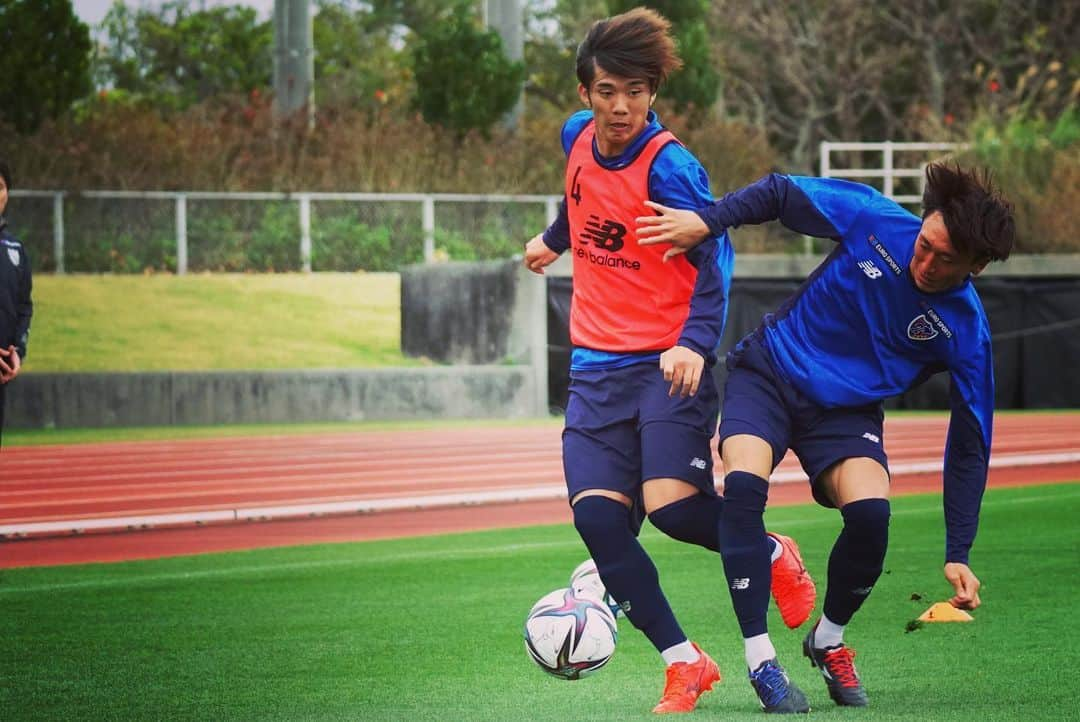 FC東京オフィシャルグッズさんのインスタグラム写真 - (FC東京オフィシャルグッズInstagram)「🔵🔴 #2021沖縄camp   熱いトレーニング!!!!!💪💪💪🔵🔴 全員で積み上げる!!🔵🔴  @fctokyoofficial  #FC東京 #fctokyo #沖縄 #okinawa #キャンプ #camp #tokyo」2月10日 19時51分 - fctokyoofficial