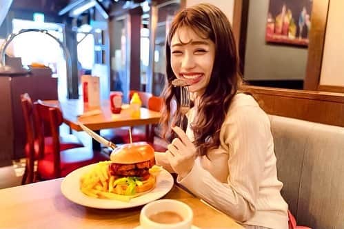 高橋里彩子さんのインスタグラム写真 - (高橋里彩子Instagram)「本日は肉の日🥩﻿ ﻿ 昔から結構肉が大好きです♡﻿ ﻿ 前に食べたハンバーガーおいしかった〜❤Ψ( 'ω'* )﻿ ﻿ Hamburger love🍔🍟﻿ 久々に食べたいな〜❤︎❤︎❤︎﻿ ﻿ やっぱり美味しいもの食べると笑顔あふれるよね🤣💕💕﻿ ﻿ ﻿ そういいながら﻿ 今日お肉食べてないや🤭🐾﻿ ﻿ ﻿ みんなはお肉食べた？﻿ ﻿ ﻿ ﻿ ﻿ ﻿ ﻿ ﻿ ﻿ ﻿ ﻿ #にくすたぐらむ #肉の日 #肉の日🍖 #🥩 #ハンバーガー #hamburger #love #ランチ #原宿ランチ #肉女子会 #大人女子会 #グルメ #原宿グルメ #バレンタイン #バレンタインデー #ハンバーガー #FRIDAYS #ジャンクフード #좋아요반사 #일상스타그램 #친스타그램 #팔로우 #데일리룩코디 #패션스타그램 #코디스타그램 #먹스타그램 #맛집」2月10日 19時54分 - konkonwanwan