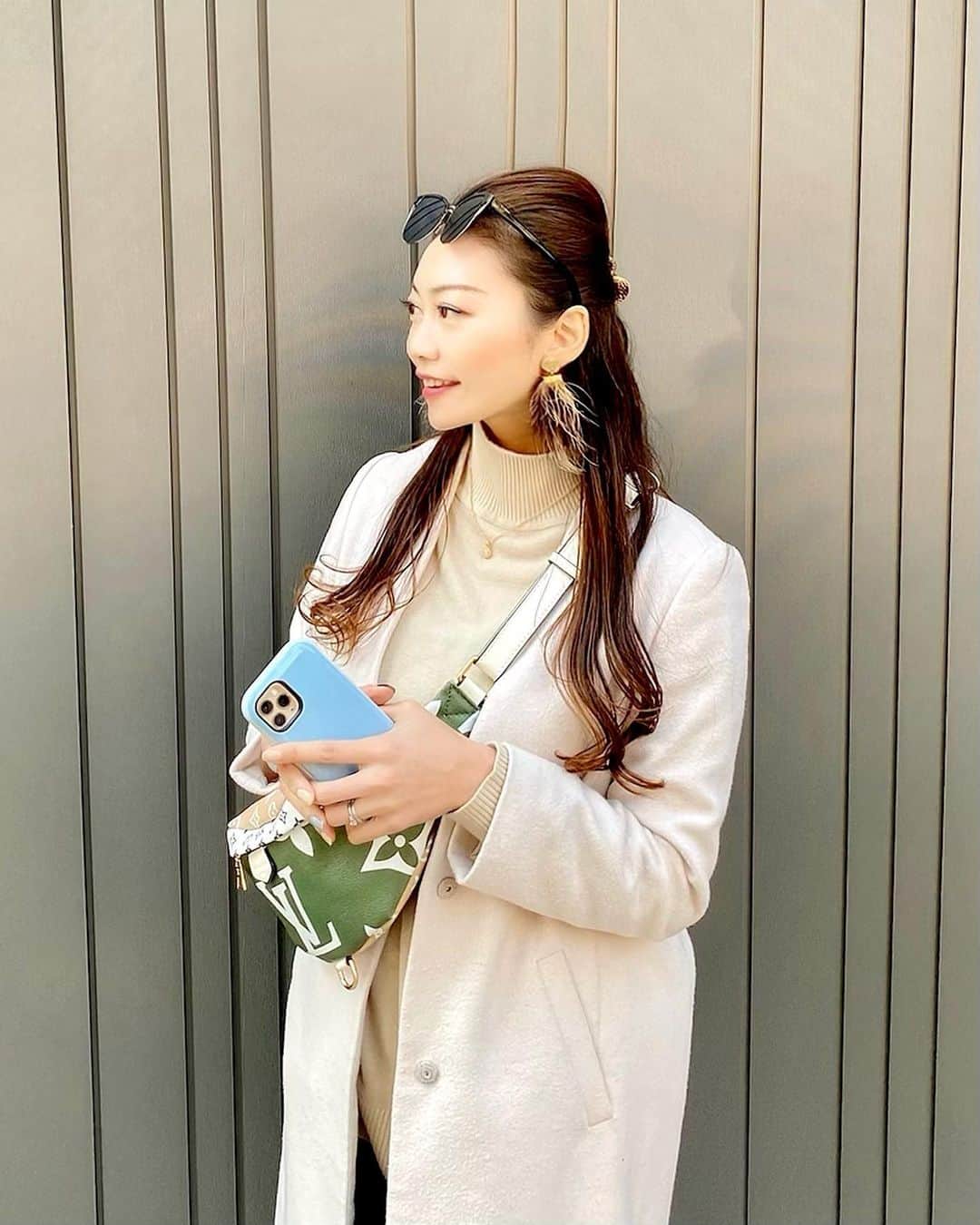 SAORIのインスタグラム：「💙🦋❄️🧊💎🌐 @rastabanana_direct の携帯ケース📱 背面にはカード収納OK💳 読み取りエラー防止シート付き🙌 ミラー付き🪞✨ 女子の要望をまとめて取り入れてくれた 携帯ケース📱だよ♡♡♡ ケースのカラーとネイルカラーがまさかのシンクロ😋 可愛いやーん❤️😍 老舗の携帯アクセサリー屋さん #ラスタバナナ ※バナナは売ってないよ🍌 そんなバナナ🍌🍌🍌←急に昭和w  . #ラスタバナナ #pr ✾ ⌚️LOBOR @loborjapan 10％OFFクーポンコード【saogral61】 (2022/1/11日まで有効) #lobor #ロバー #腕時計 #時計 #手元倶楽部 #ファッションウォッチ #ギフト」