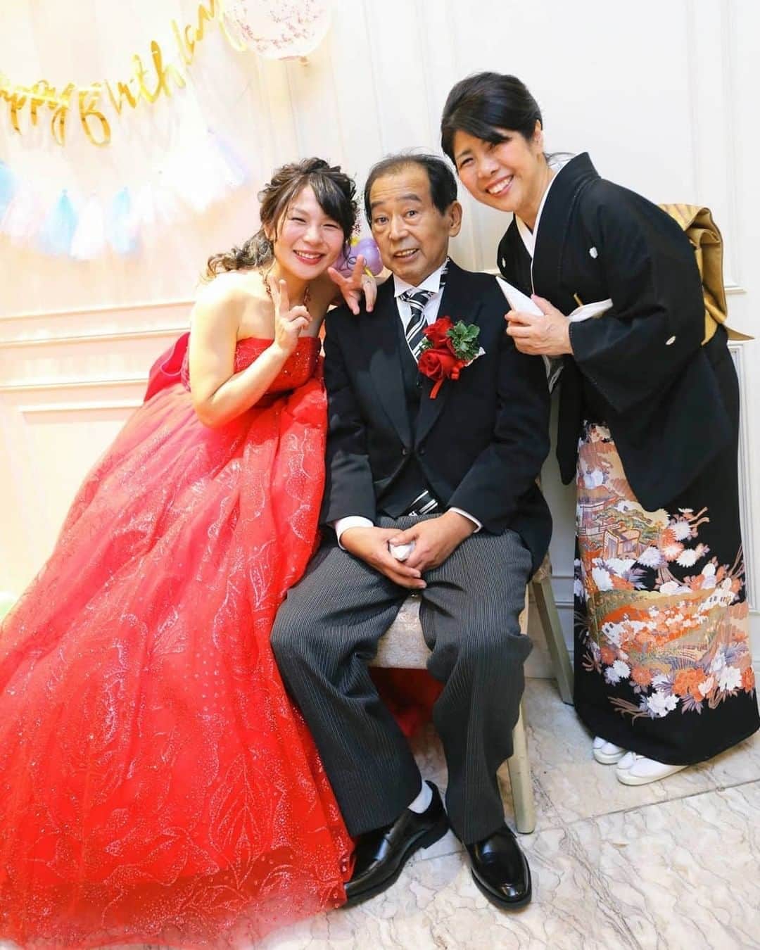 マリエカリヨン名古屋のインスタグラム：「@marieecarillon . ご家族との笑顔いっぱいのお写真♡ ご両親へのお手紙のシーンでは 感動の涙も逃さず お写真に収めていきます♩ . ▼ブライダルフェアは インスタのTOPからご予約が出来ます⚐ ＞＞＞ @marieecarillon . マリエカリヨン名古屋では、 お客様の安心安全を考慮して、 業界のガイドラインに沿って、 感染症対策を行ったうえで、 営業を行っております。 オンラインでのご相談も受け付けておりますので、 お気軽にお問合せ下さい。 . ------------------ . @marieecarillonをフォローして #マリエカリヨン #マリエカリヨン名古屋 のハッシュタグをつけて お写真を投稿してみてくださいね✳︎ . こちらの公式IG（@marieecarillon） で取り上げさせていただきます♡ . #式場見学 #プレ花嫁 #結婚式場 #名古屋結婚式 #結婚式  #ウェディングドレス #カラードレス #挙式　#挙式レポ #結婚式レポ #チャペル #大聖堂 #卒花嫁 #式場迷子 #披露宴 #結婚式準備 #日本中の花嫁さんと繋がりたい #東海プレ花嫁 #名古屋花嫁 #プレ花嫁準備 #入籍 #前撮り #後撮り #フォトウェディング #ウェディングフォト #花束贈呈 #家族写真 #家族挙式」