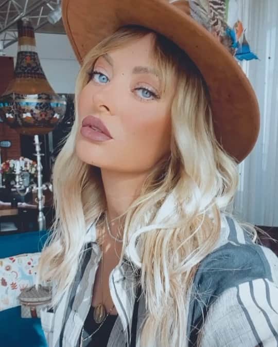 Delia Matacheのインスタグラム：「@iumor.romania」