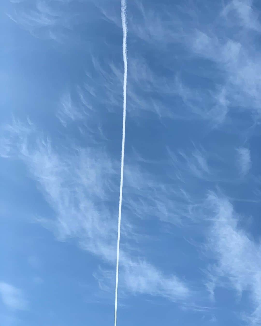 仲美咲のインスタグラム：「☁️☁️✈️ #飛行機雲 #おうた出た瞬間に見えた」
