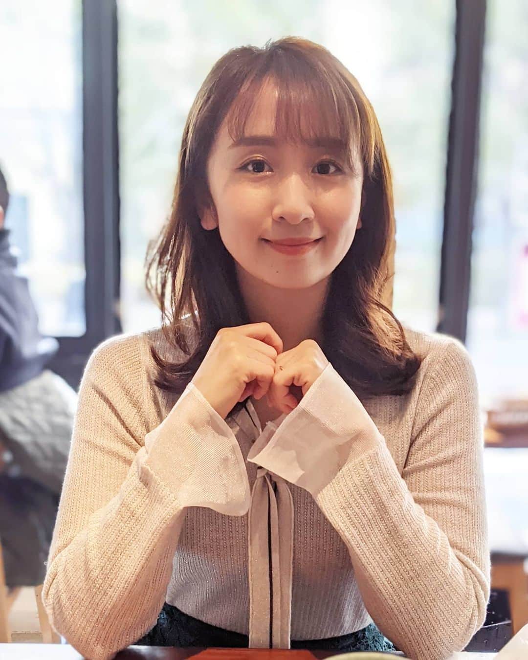 小野恵美のインスタグラム：「春ニット🤍 ボウタイで袖シフォンがとっても可愛いお気に入りトップスです。 スカートにもパンツにも🌿🌼  Knit: @saisondepapillon_official  #ママ #ママコーデ #saisondepapillon  #セゾンドパピヨン #セゾンドパピヨン公式アンバサダー #onepiece #ワンピース #ワンピースコーデ #女の子ママ #女の子ベビー #1歳 #1歳児ママ #1歳4ヶ月」
