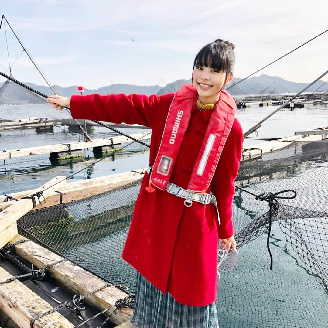 寺嶋由芙さんのインスタグラム写真 - (寺嶋由芙Instagram)「東海テレビ「GO TO ニッポン」、先週より旅人兼ナレーターとして出演させていただいてます(ﾟωﾟ) ・ 日本の素敵な場所をたくさんご紹介する番組！なかなかお出かけできない今だからこそ、テレビを観て、おうちにいながら旅気分に浸っていただけたらと思います！ ・ 先週の放送回では、高知県須崎市に行きましたー！しんじょう君のふるさと！ ・ カンパチの養殖場、生で見させていただいて、餌やり体験などもさせていただいたよー🐟カンパチにモテるという貴重な経験をしました(餌持ってたから)🐟 ・ #東海テレビ #GOTOニッポン #高知県 #須崎市 #ゆっふぃー #野見湾 #カンパチ #須崎勘八」2月10日 18時25分 - yufu_terashima