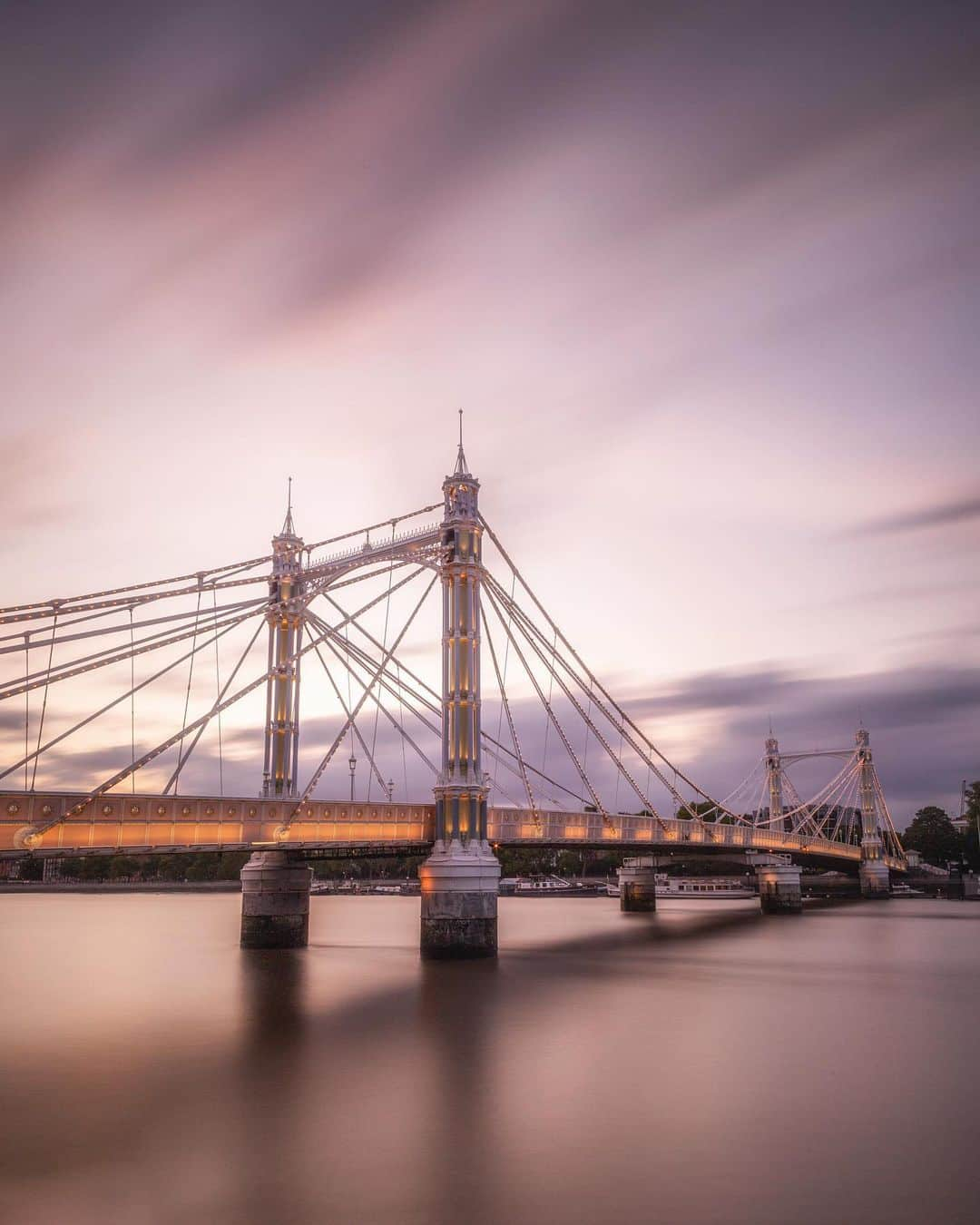 @LONDON | TAG #THISISLONDONさんのインスタグラム写真 - (@LONDON | TAG #THISISLONDONInstagram)「A stunning high tide at #AlbertBridge captured by @rachfullerphotos 📸🔥🥰 One of our favourite bridges in London! 👌🏼❤️🇬🇧  ___________________________________________  #thisislondon #lovelondon #london #londra #londonlife #londres #uk #visitlondon #british #🇬🇧 #chelsea #madeinchelsea #battersea #chelseaembankment」2月10日 18時26分 - london