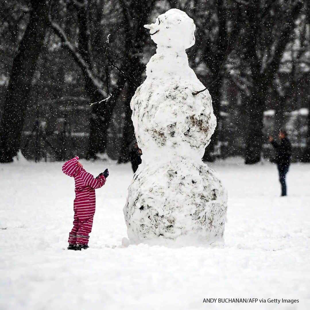 ABC Newsさんのインスタグラム写真 - (ABC NewsInstagram)「A child looks at a giant snowman as they stand in a snow-covered Victoria Park in Glasgow, Scotland. #snow #snowman」2月10日 18時30分 - abcnews