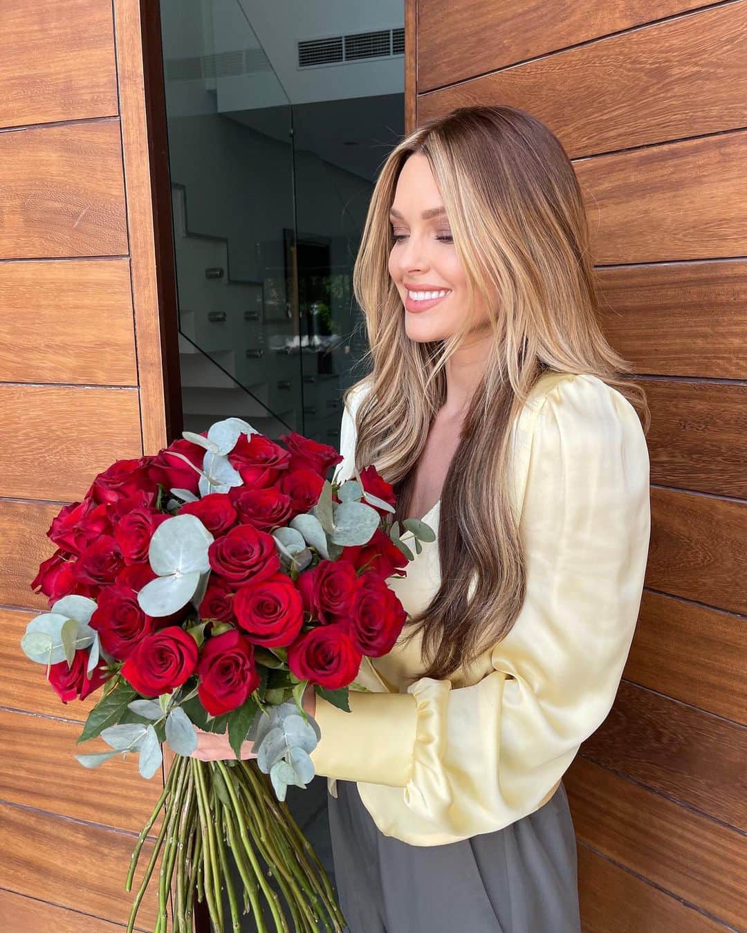 Caroline Receveurのインスタグラム：「Valentine’s day came early 😍 Remportez 10 bouquets XXL pour la Saint Valentin avec @interflora_france !  Pour participer:  - s’abonner à @interflora_france  - être abonné à mon compte @carolinereceveur  - tagguer votre amoureux(se) en commentaire sous ce post —> Fin du concours le 12/02 à Midi!」