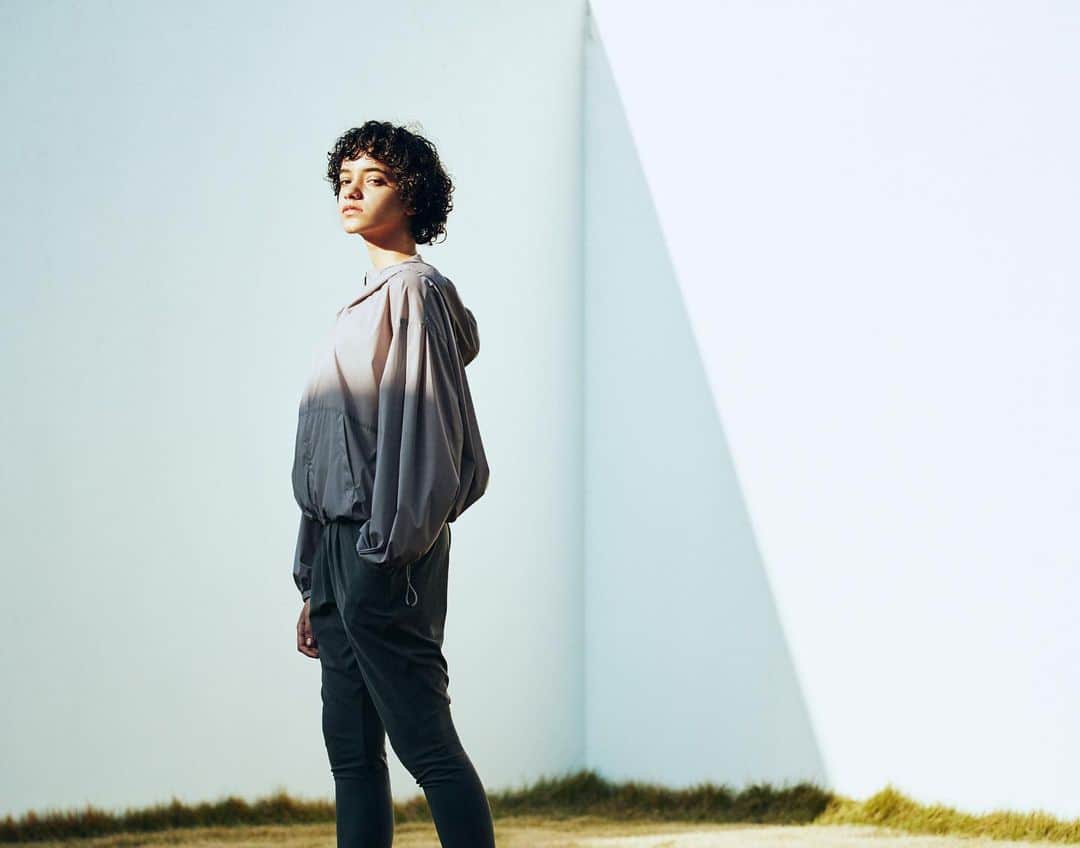 DANSKIN Japanのインスタグラム：「【YOGA STYLE】  スタジオの行き帰りにもさらっと羽織れるアウターは、 軽量で撥水・防風性に優れた素材を使用。 丸みのあるバルーンシルエットが特徴で日常使いもしやすいアイテム。 UVケア(UPF15-30、紫外線カット率85%以上)機能付きなので 春先の紫外線対策、肌寒い日の羽織りとしても。  ボディをやさしく包み込む滑らかで柔らかな風合いが特徴のボトムは 腰まわりにタックが入っているので体型が気になる方も着用しやすいデザインで、 膝下はスリムなシルエットなので全体をすっきりと見せてくれます。 よりリラックスしたい気分の日におすすめのパンツです。 UVケア(UPF15-30、紫外線カット率85%以上)機能付きなので、 外でのワークアウトも安心です。  EN LAIR SHORT JACKET No.DC321107 ￥22,000  DANSKIN ALLONGE SLIM ANKLE PANTS No.DC20112 ￥13,200  商品詳細はタグ付けをチェック✔️してみてください。  #danskin #danskinjapan #ダンスキン #しなやかに生きる」