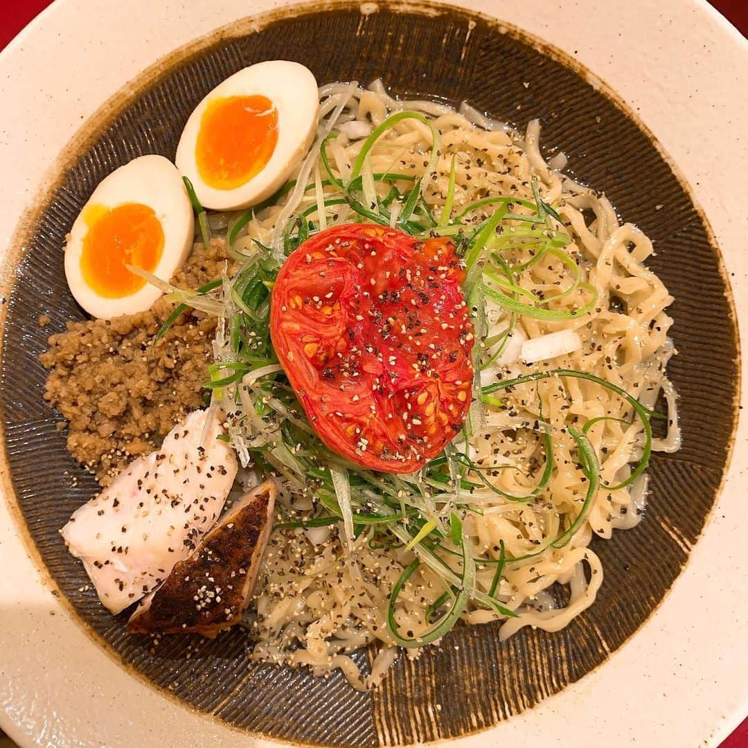 華月咲（さーちゃん）のインスタグラム：「🍜 #黄金拉麺鶏のおかげ #汁なし鶏油そば 塩 ¥1080 八王子みなみ野駅より徒歩７分。 ＊ ２回目の訪問はまぜそば(｡☌ᴗ☌｡) このトマト🍅完全くろ㐂だ〜！！！って 塩らーめんよりもテンションあがった😆 葱のシャキシャキ感、味玉のトロトロ感 言うまでもない鶏の旨さに昇天(*ˊᵕˋ*)💓 次は醤油にしよ〜全メニュー食べたい！笑 ＊ 広い店内でほぼ満席の中、スタッフさん 全員が丁寧＆元気＆キビキビ徹底してて 本当に幸せな気持ちになれるお店🐓🏆 ・ ・ #japan #tokyo #hachioji #ramen  #鶏のおかげ #東京 #八王子 #八王子グルメ #東京ラーメン #八王子ラーメン #汁なしラーメン #ラーメン #ラーメン女子 #ラーメン部関東 #ラーメン倶楽部 #ラーメン部 #麺スタグラマー #麺スタグラム #ラーメン好きと繋がりたい #ラーメンパトロール」