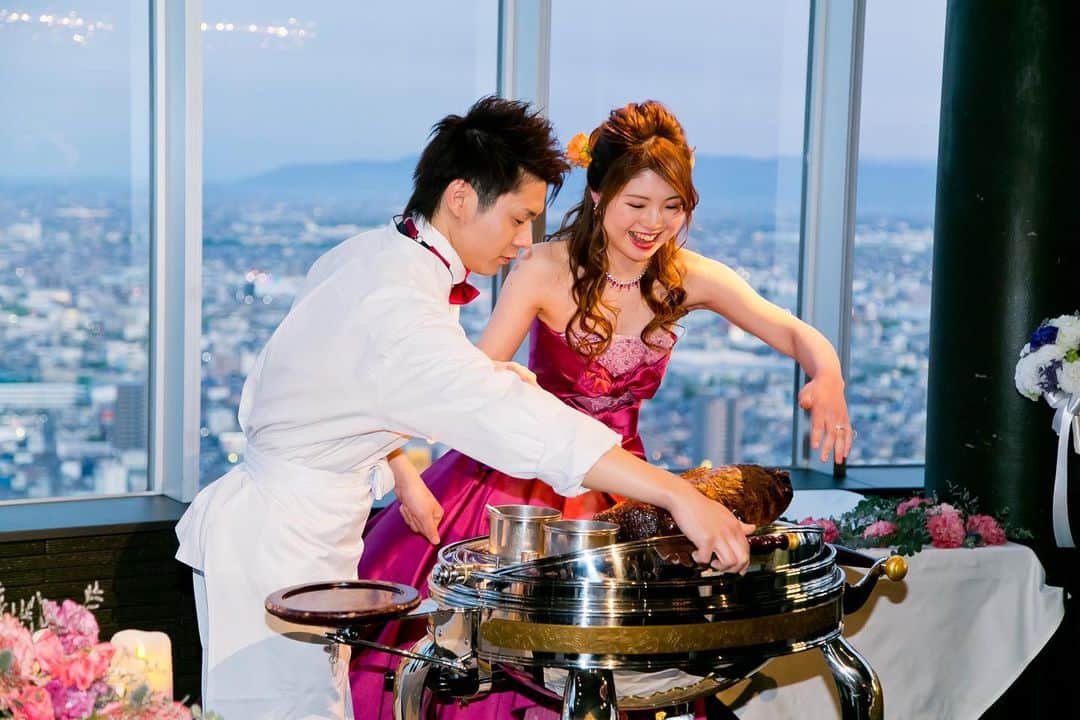 のインスタグラム：「🍖 オープンした瞬間 美味しい香りが会場内を 包み込みます ・ ・ ・ おふたりの大切な方たちに 結婚の報告をする1日 そのカタチはひとつだけではありません 『おふたりらしさ』 に感謝の想いを込めた オリジナルウエディングを 一緒につくりましょう ****************** パーティーのお問い合わせは プロフィール欄のURL公式HPからどうぞ🎵 Heritage Bridal Collection forty three（フォーティスリー） https://fortythree.official-wedding.jp/ ☎︎0120-172-050」