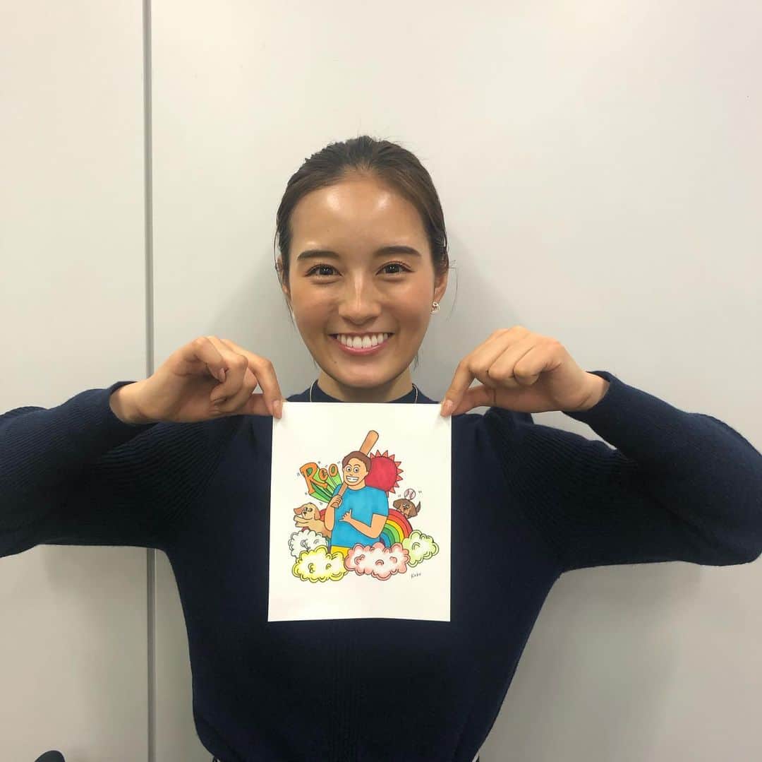 大町怜央のインスタグラム：「後輩の新人・忽滑谷こころアナウンサーが、 得意のイラストで僕のことを描いてくれました！  実家の犬も描いてくれて、嬉しいけど、 肩幅広過ぎない？直角じゃない？  #日本テレビ#アナウンサー#忽滑谷こころ#ZIP!#1年目 #イラストが本当に上手 #先輩方の似顔絵もたくさん描いてます #ZIP!では火木のショービズ担当 #いつもニコニコ話しかけてきます #ただ肩幅に関してはいじってきてる #いじってるやろ！？の3枚目の顔」