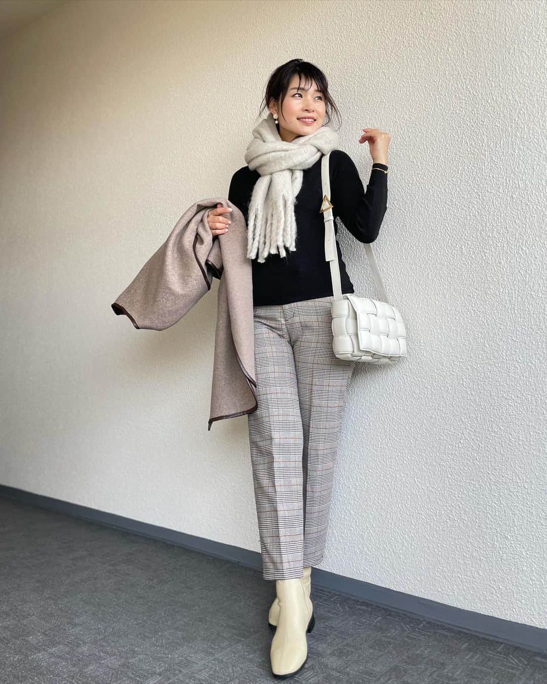 三佐和あやのインスタグラム：「今朝 4:30に目が覚めて ネットショッピングしだしたら 目が冴えてしまって ずっと起きてたのに もう陽が沈むなんて どゆこと？（はやすぎる）  そして、まだまだ止まらない物欲😂  春服届くの楽しみ🌷  #ootd #code  coat ... @cheek.official  top ... @grl_official  bottom ... @grl_official  boots ... @sappun_japan  Bag ... @newbottega  Accessories... @r_handmade1223  ... @milaowen_official   ﻿  #冬コーデ #きょコ #いつコ #シンプルコーデ #大人カジュアル #ママコーデ #ママバッグ #ママファッション #マタママ #ボッテガヴェネタ #ファッション #お洒落 #バッグ  #fashion #ootd #大人女子 #アラサー #アラフォー #大人可愛い #ぷんにー #マタニティコーデ #アラサーママ #30代コーデ#grl #グレイル #グレイル購入品」