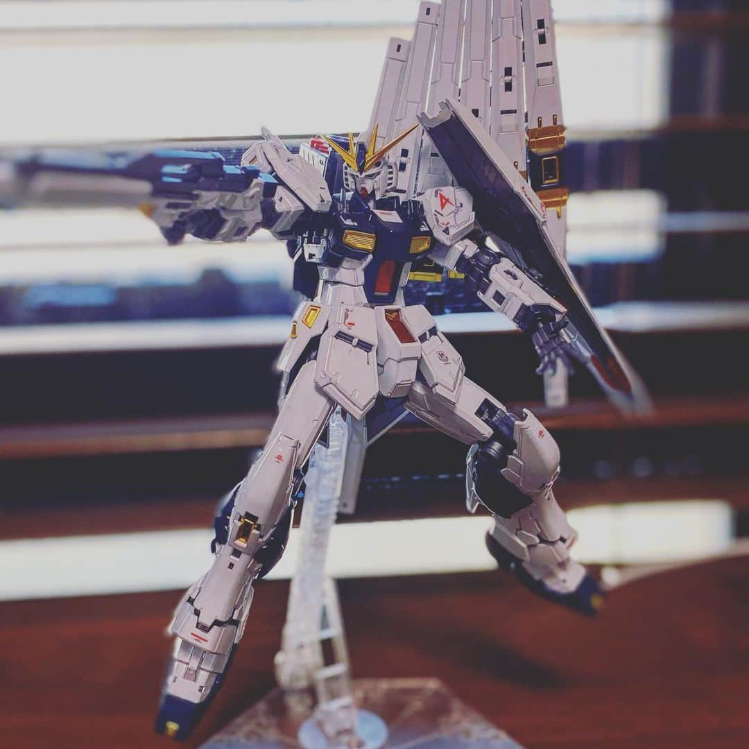 小川哲史のインスタグラム：「でけた。 RGマジ凄い✨  #νガンダム #νガンダムは伊達じゃない  #gunpla #νgundam」