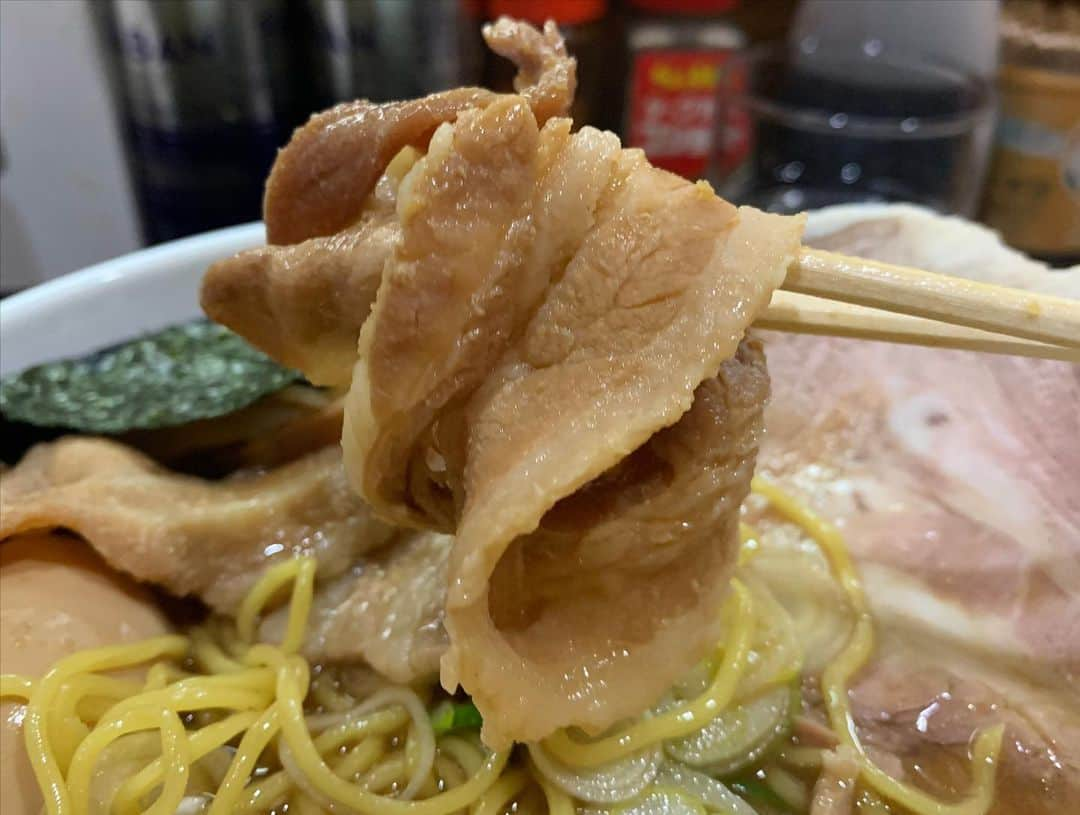 SUSURUさんのインスタグラム写真 - (SUSURUInstagram)「一条流がんこラーメン総本家@四谷三丁目 下品 朝9時から営業中のがんこラーメン総本家さんへ久しぶりに行ってきました。 開店前に行列接続、並んでいると早めにオープン。ありがたいです🙇‍♂️ 前回はカエシの入らない『100ラーメン』をいただいたので今回はカエシが一杯入る『下品』を注文。 色んな味がする。よくわからないけどめっちゃうまい！ 国宝級の一杯です🍜 #susuru_tv #一条流がんこラーメン総本家 #がんこ #四谷三丁目 #四ツ谷 #東京 #下品 #超うまい  #ラーメン #らーめん #ramen #ラーメン部 #ramennoodles #毎日ラーメン生活 #麺スタグラム #japaneseramen #japanramen #foodstagram #foodie #noodles #instanoodle #instaramen #instafood #susururecommended #四ツ谷がんこ #東京ラーメン」2月10日 18時40分 - susuru_tv