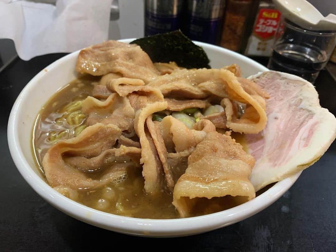 SUSURUさんのインスタグラム写真 - (SUSURUInstagram)「一条流がんこラーメン総本家@四谷三丁目 下品 朝9時から営業中のがんこラーメン総本家さんへ久しぶりに行ってきました。 開店前に行列接続、並んでいると早めにオープン。ありがたいです🙇‍♂️ 前回はカエシの入らない『100ラーメン』をいただいたので今回はカエシが一杯入る『下品』を注文。 色んな味がする。よくわからないけどめっちゃうまい！ 国宝級の一杯です🍜 #susuru_tv #一条流がんこラーメン総本家 #がんこ #四谷三丁目 #四ツ谷 #東京 #下品 #超うまい  #ラーメン #らーめん #ramen #ラーメン部 #ramennoodles #毎日ラーメン生活 #麺スタグラム #japaneseramen #japanramen #foodstagram #foodie #noodles #instanoodle #instaramen #instafood #susururecommended #四ツ谷がんこ #東京ラーメン」2月10日 18時40分 - susuru_tv