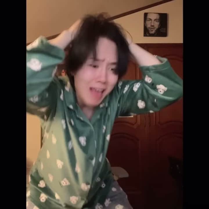 ノ・ミヌのインスタグラム：「ㄴr도..ㄱr끔 적응ㅎrㄱi..ㅇㅓ렵ㄷr.. I can’t believe you really do this for fans🤣 go get em mate 🍕 @i_ll13」