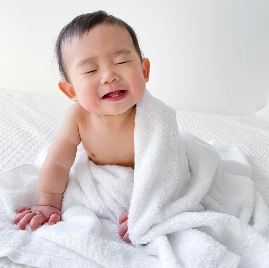 馬渕史香のインスタグラム：「sunny uのバスタオルと撮ってみた  わが子ながらいい顔するぅ😚  ハンカチタオルのプレゼント応募は今日まで！ 詳しくは @sunny_u.official を見てね  #サニーユー #sunnyu #サニーユー企画部 #サニーユー企画部0期生  #あしざわ家 #赤ちゃんのいる生活 #令和2年生まれ #5月生まれ #男の子ベビー #令和ベビー #babyboy #2020baby #ゼクシィbabyママ隊 #ずぼら主婦」