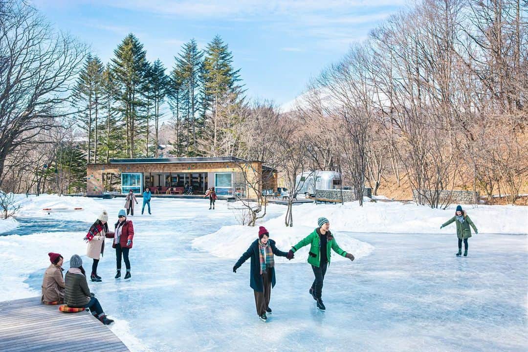 HOSHINOYA｜星のやのインスタグラム：「Enjoy skating in the forest next to our village.  #nature #winter #iceskating #iceskate #hoshinoyakaruizawa #karuizawa #hoshinoya #hoshinoresorts #星のや軽井沢 #軽井沢 #星のや #星野リゾート」