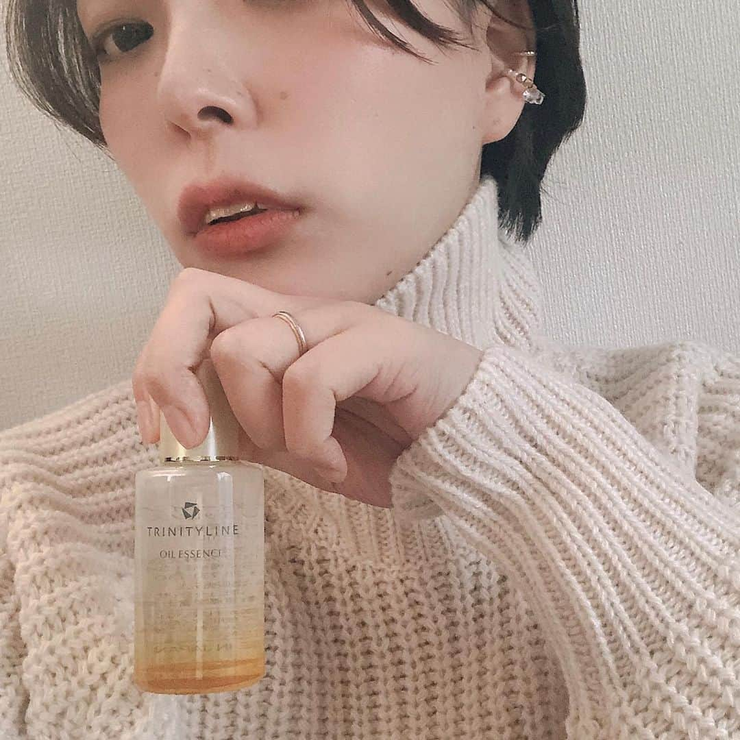 lily112988のインスタグラム：「: #skincare . . #オイル美容 って ここ数年注目されてるよね👀✨  乾燥をはじめ ゆらぎ肌対策 などに プラスするだけで出来るケア！  スキンケアラインを一式変えるより 簡単に出来るし 手っ取り早く始められるケアかなぁと🤔  @trinityline_official  #オイルエッセンス  浸透型オイルで 肌にも髪にも使えて👌  洗顔後に優しくなじませると 保湿力はもちろん そのあとのスキンケアの浸透が 抜群に良くなって 相乗効果が素晴らしい👏👏👏  リップパックに使ったり ヘアケアやボディケアにもオススメ🥺💕 わたしは導入に使う🛁 ＋BBクリームに一滴垂らして ツヤ肌作りにも☺️ . . . #trinityline #トリニティーライン #オイル美容液 #スキンケア #オイル美容はじめました #oil #skincareoil #oilskincare #肌ケア #乾燥肌 #コスメ #お気に入りコスメ #プチプラコスメ #cosme #beauty #モデル #読者モデル #ママモデル #beautyまとめ #美容 #美容好きな人と繋がりたい #乾燥肌にオススメ #エイジングケア #エイジングケア美容液」