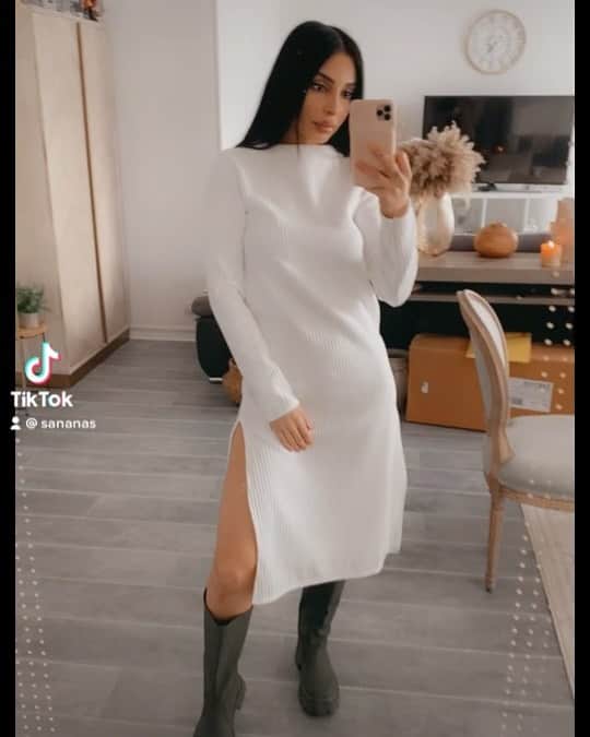 sananasのインスタグラム：「Plus la semaine passe ... plus on se met à l’aise 😆C’est quoi votre mood fringues en ce moment ? Si vous deviez choisir un de ces look ce serait lequel ?  PS : NOUVELLE VIDEO À 16h00 🥳」