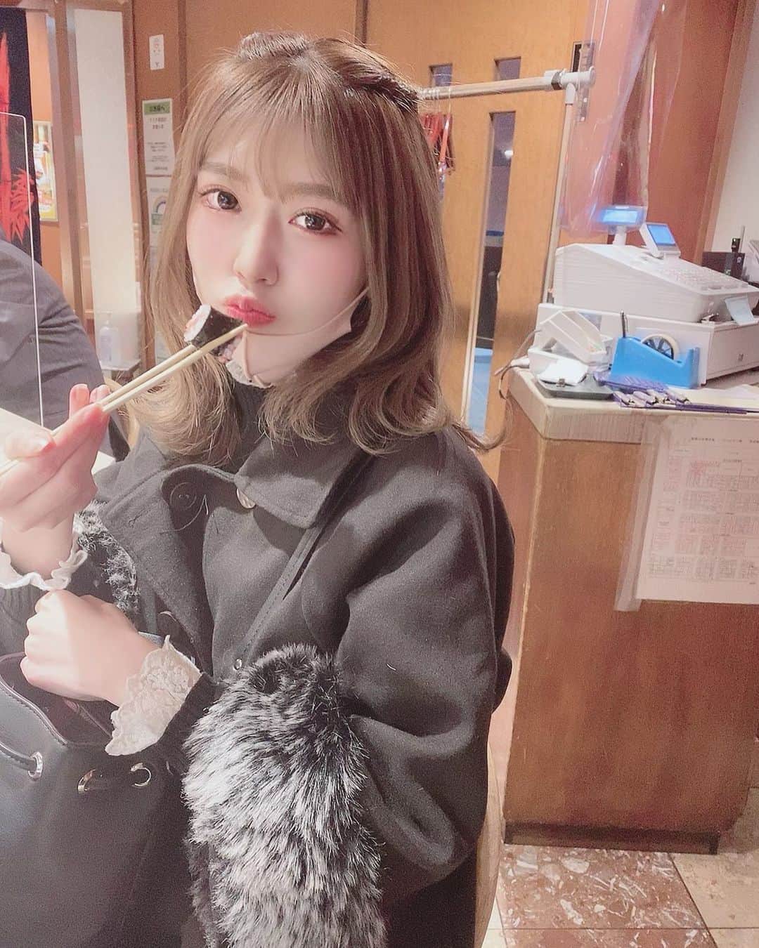 SHINTANITOUKOのインスタグラム：「昨日楽しかったし お寿司美味しかった🐟❤  #お寿司 #寿司 #美味しい #好物 #楽しい #メイク #🐟 #休日 #黒コーデ #レースクイーン #おなかいっぱい #幸せ」