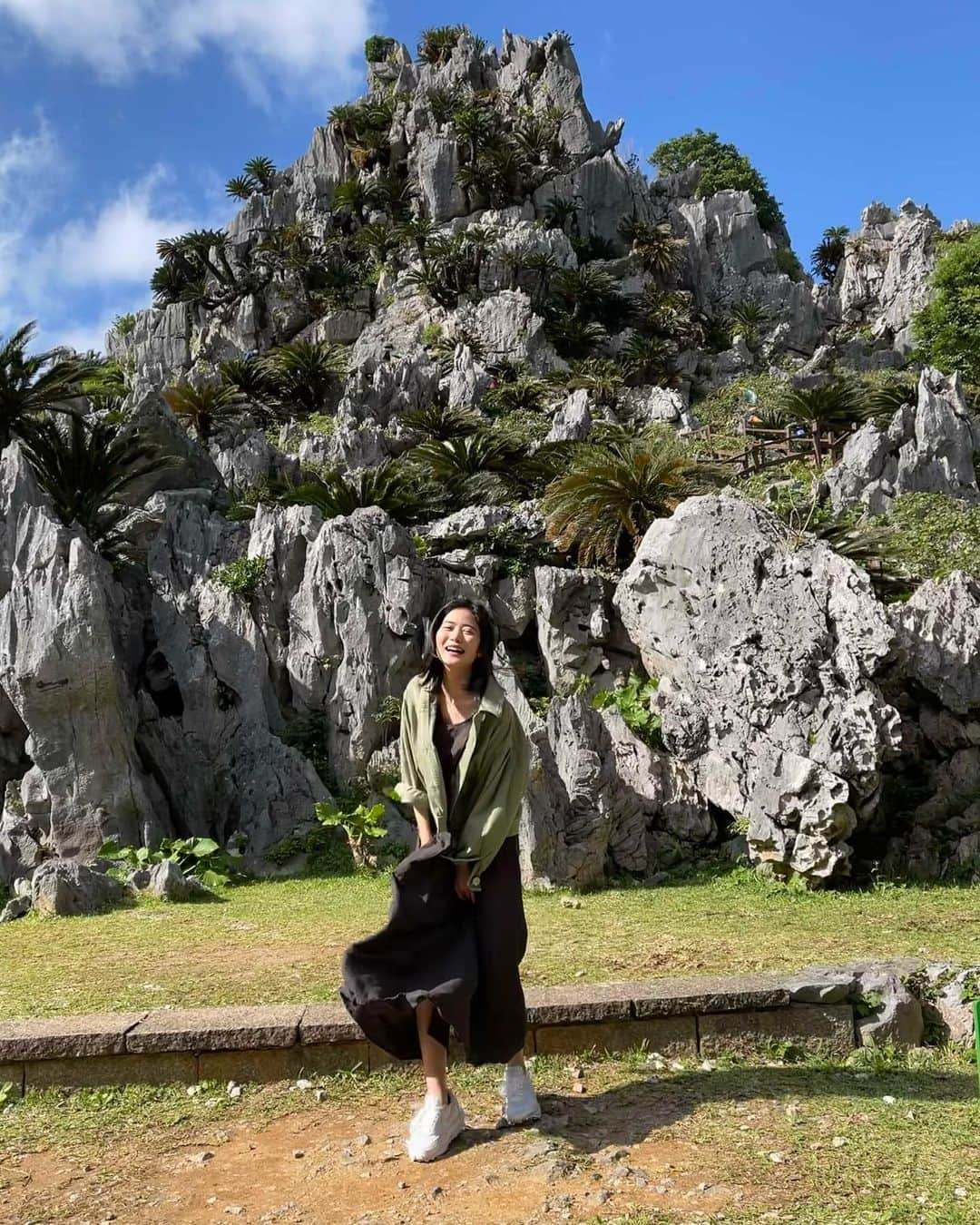 一双麻希 さんのインスタグラム写真 - (一双麻希 Instagram)「YouTubeで紹介した大石林山⛰ コメントなどで、こんな所知らなかった！！などの反応が多かった穴場スポットです✨ (詳しくはぜひYouTubeで☻) 前から行ってみたかった場所でした。 沖縄最強のパワースポットと言われていて、2億5000万年もの歴史があるそうです。 長い歳月をかけて自然に出来た貴重な地形だからこその、 強いパワーを感じた気がします。。 生まれ変わりの石、骨盤石、夫婦岩、などなど伝説を持つ岩が沢山。😌 ・ #過去pic #沖縄旅行 #いっそうまきchannel #大石林山 #happysmile😆  #パワースポット #女子旅 #沖縄女子旅 #自然が好き #トレッキング女子 #トレッキング #登山 #登山初心者 #旅好き女子 #アウトドア好き #アウトドア女子 #沖縄観光 #沖縄 #沖縄旅 #沖縄おすすめスポット #絶景 #日本の絶景 #naturephotography #japanview #powerspot #okinawa #okinawatrip #outdoors #trekking #hiking」2月10日 18時52分 - isso_maki315